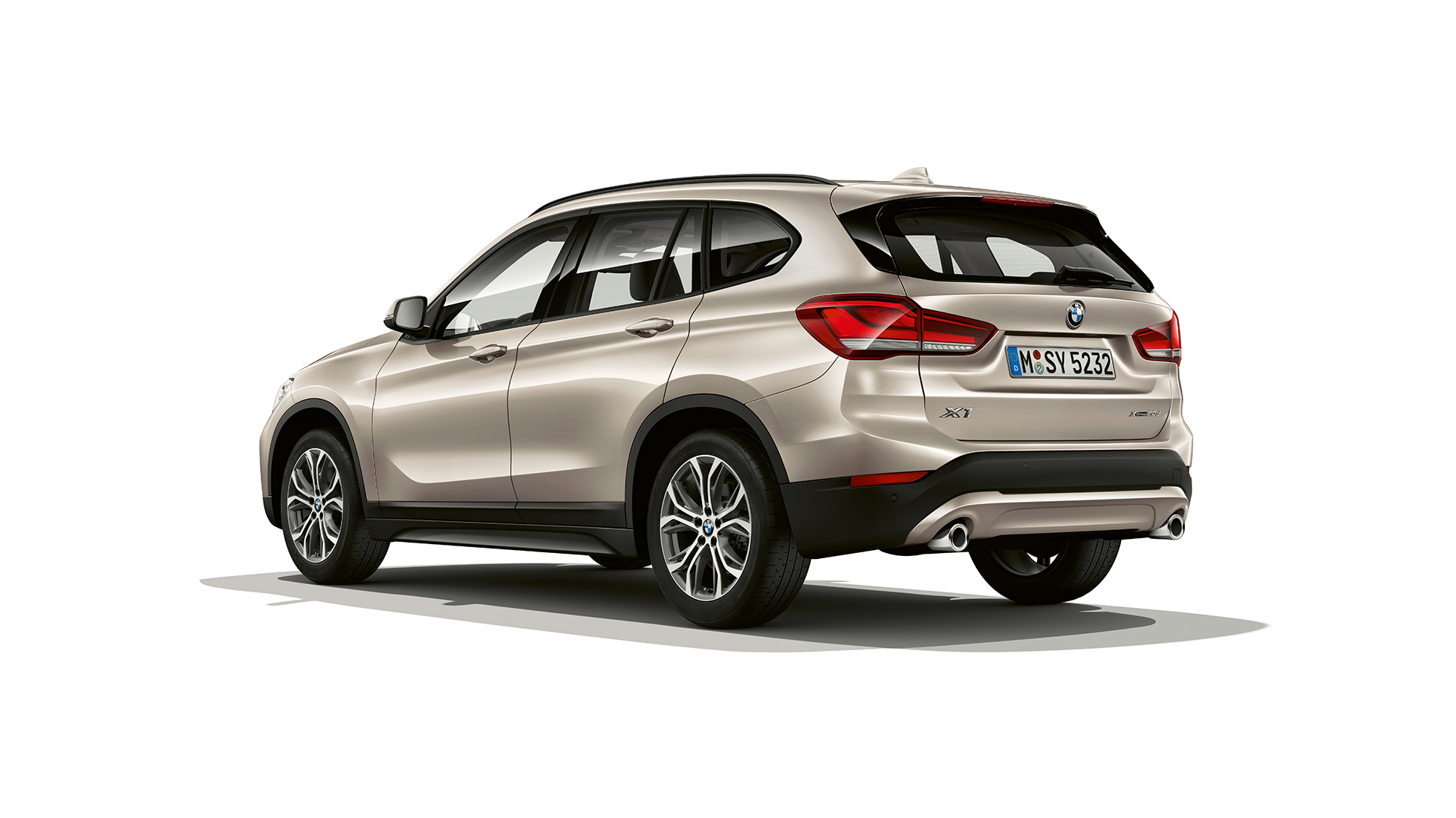 BMW X1, Model Advantage, vista trasera tres cuartos. BMW X1, Modelo Advantage, foto de estudio vista frontal tres cuartos.