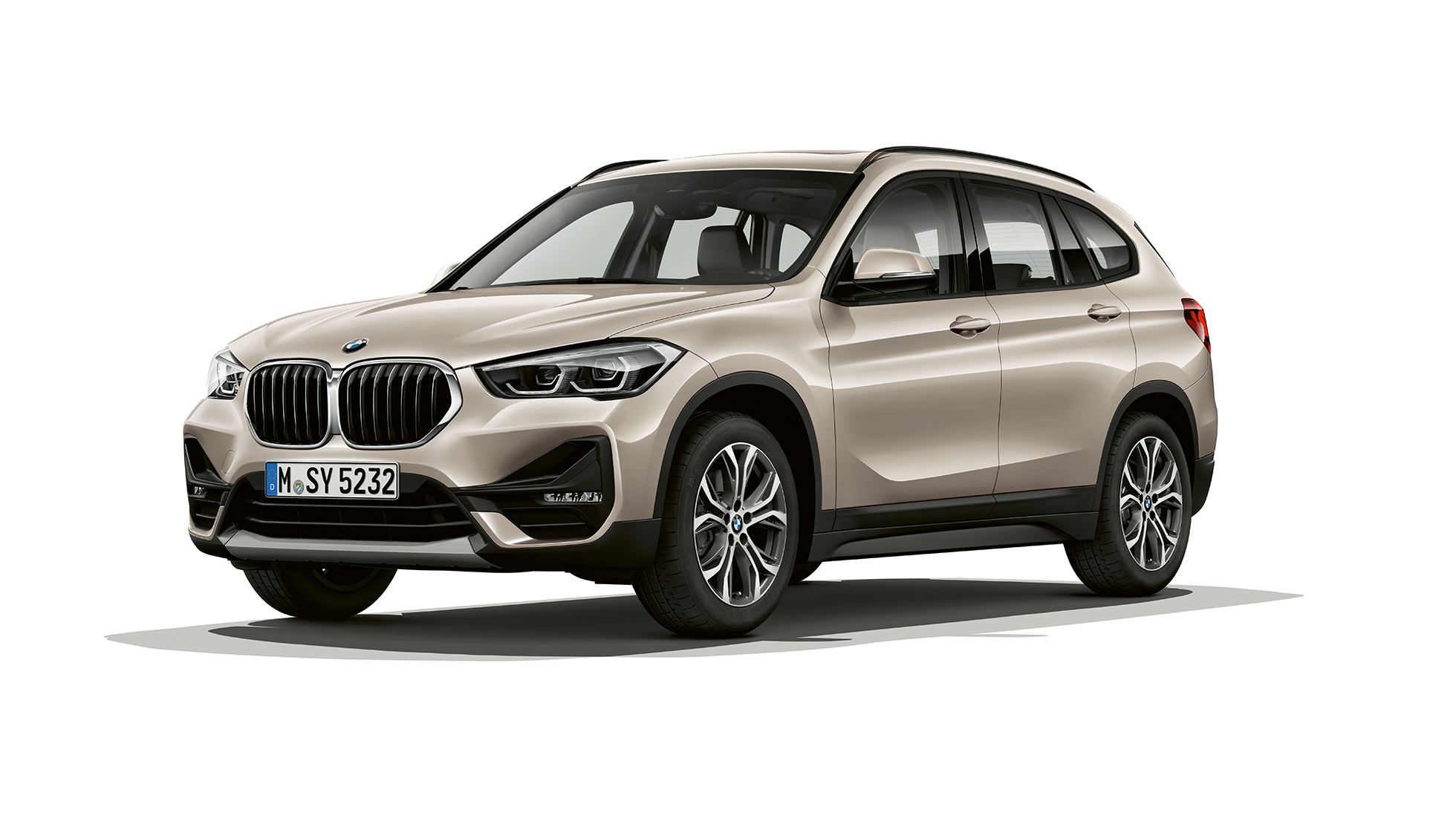 BMW X1, modelo Advantage, vista frontal tres cuartos. BMW X1, Modelo Advantage, foto de estudio vista frontal tres cuartos.