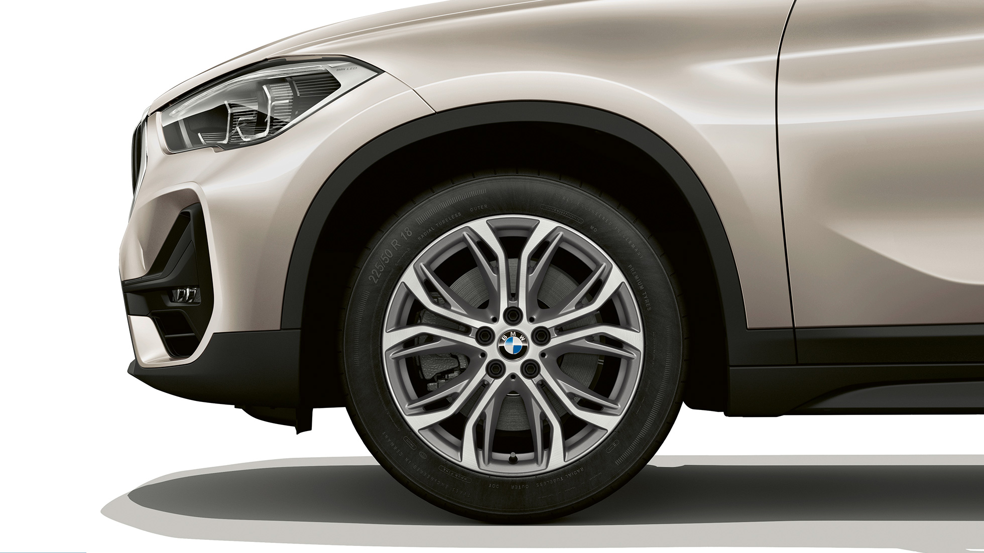 BMW X1, Modelo Advantage, rin de aleación ligera. BMW X1, Modelo Advantage, vista lateral con primer plano en los rines de aleación ligera
