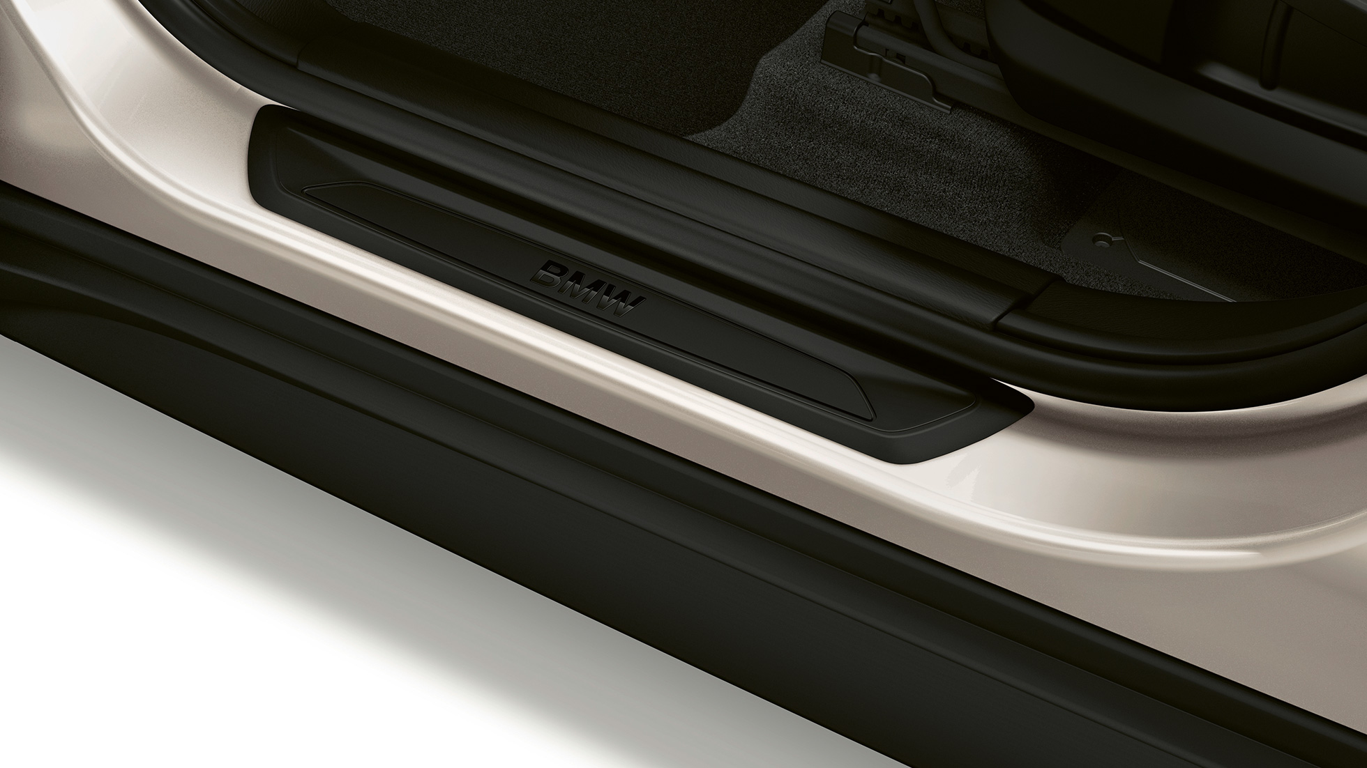 BMW X1, Modelo Advantage, moldura de las puertas BMW X1, Modelo Advantage, vista lateral con primer plano en las molduras de las puertas.