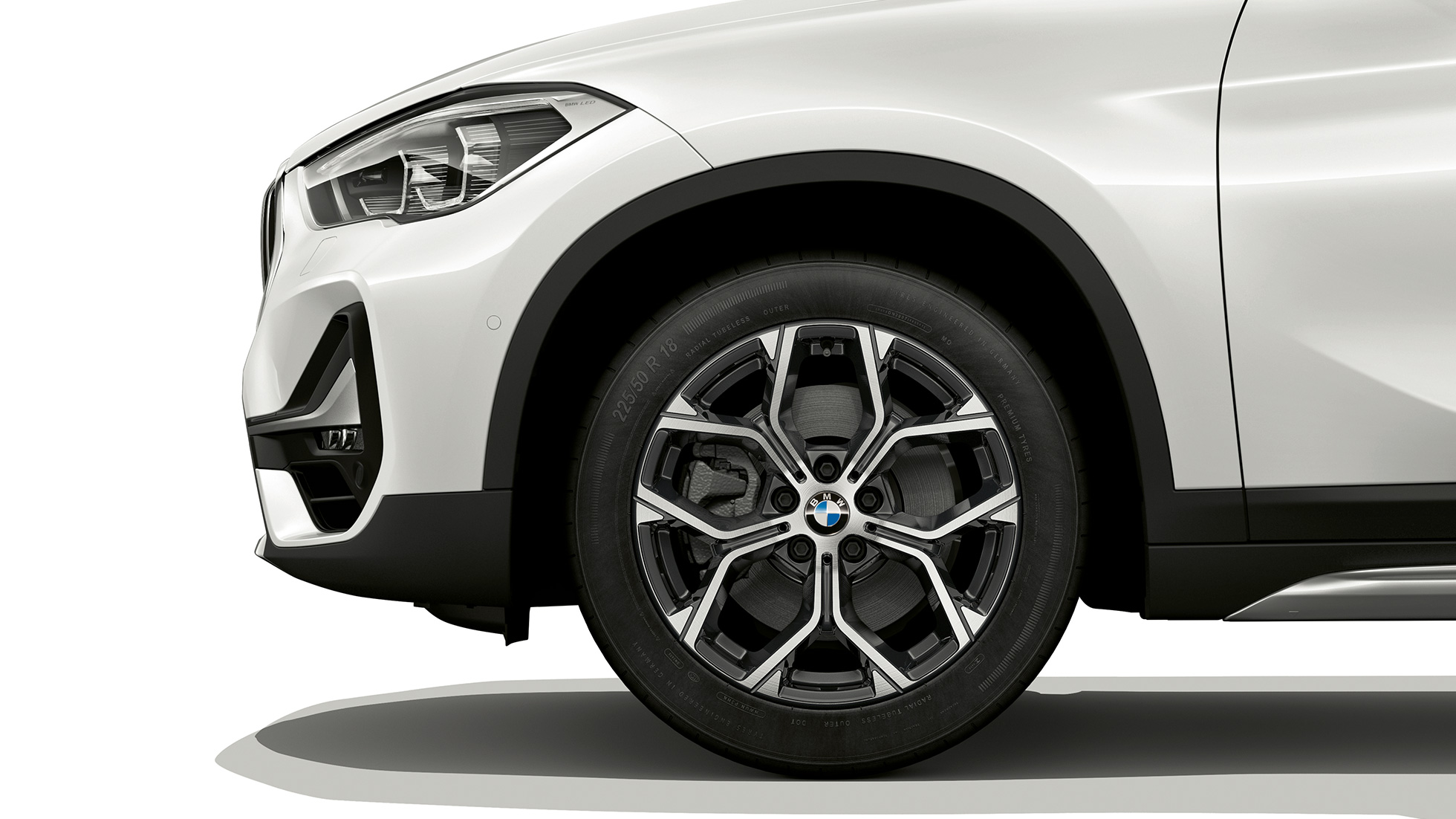 BMW X1, Modelo xLine, rin de aleación ligera BMW X1, Modelo xLine, vista lateral con primer plano en los rines de aleación ligera