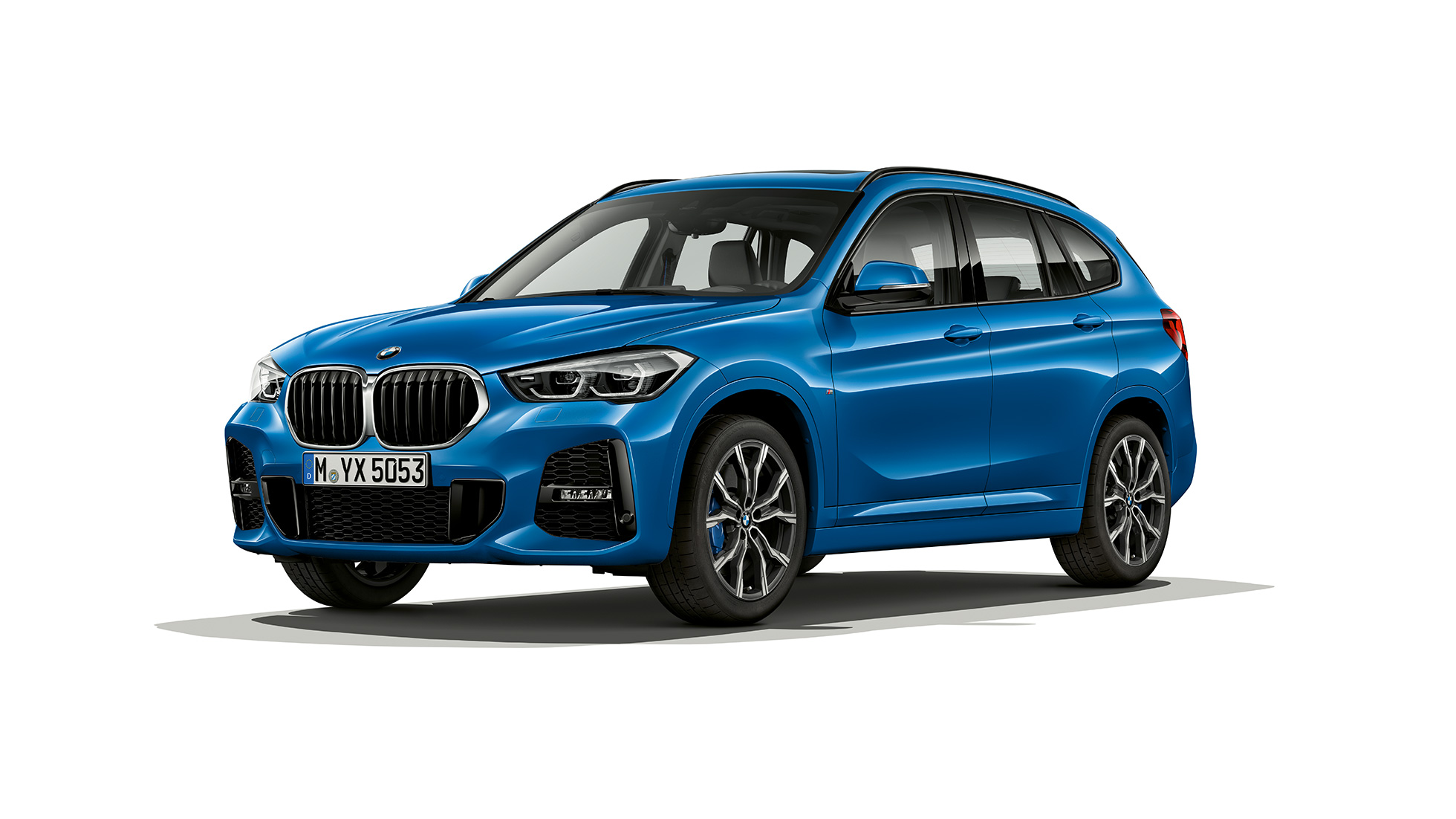 BMW X1, Modelo M Sport, vista frontal tres cuartos BMW X1, Modelo M Sport, foto de estudio de la vista frontal tres cuartos