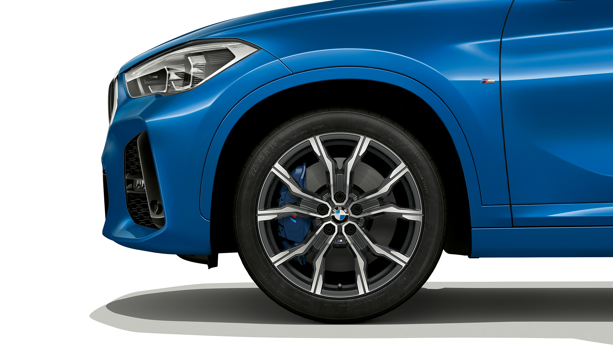 BMW X1, Modelo M Sport, rines de aleación ligera BMW X1, Modelo M Sport, vista lateral con primer plano en los rines de aleación ligera