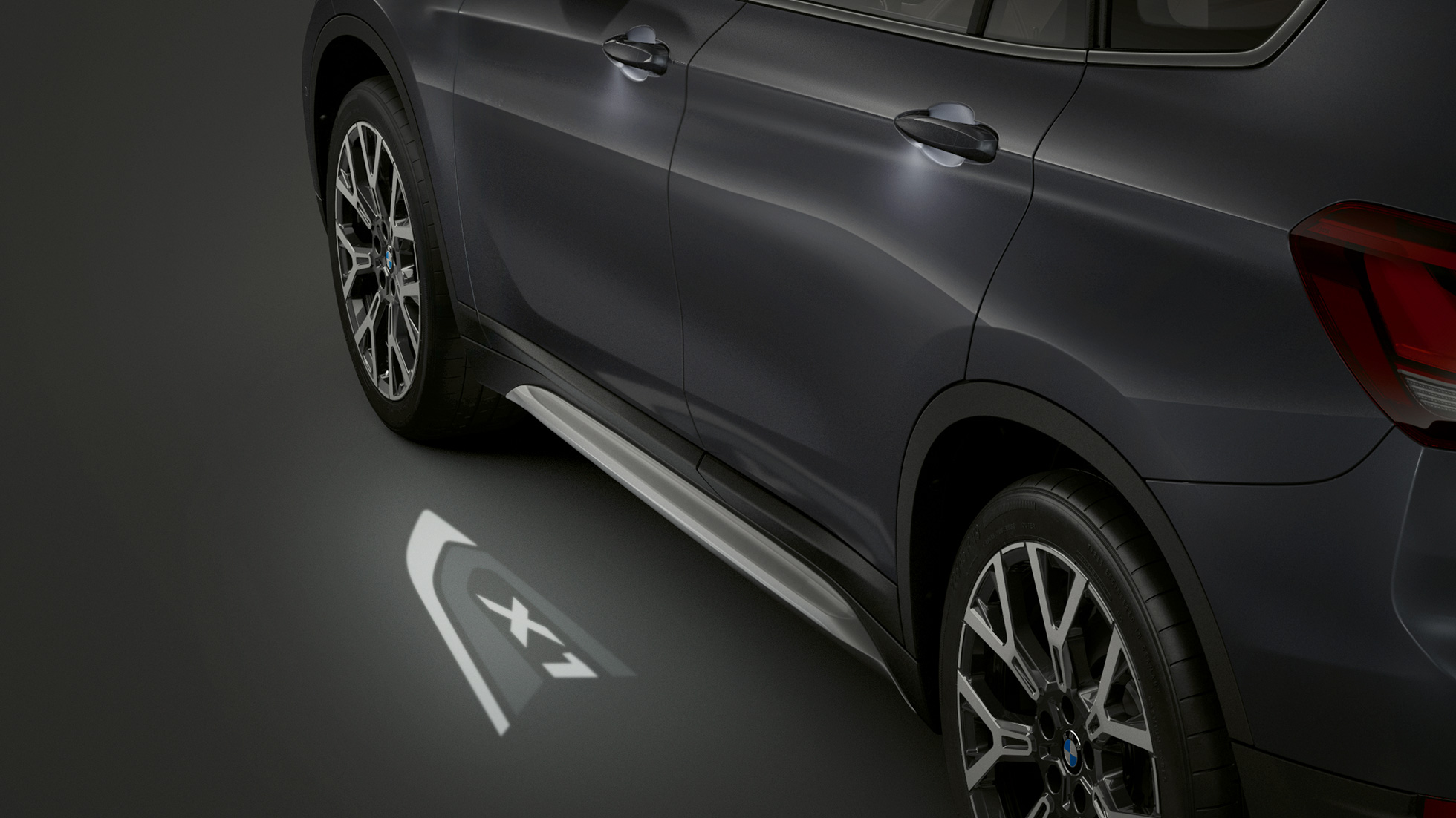 BMW X1, Proyección LED “X1”. BMW X1, vista lateral con enfoque en la proyección LED “X1”.