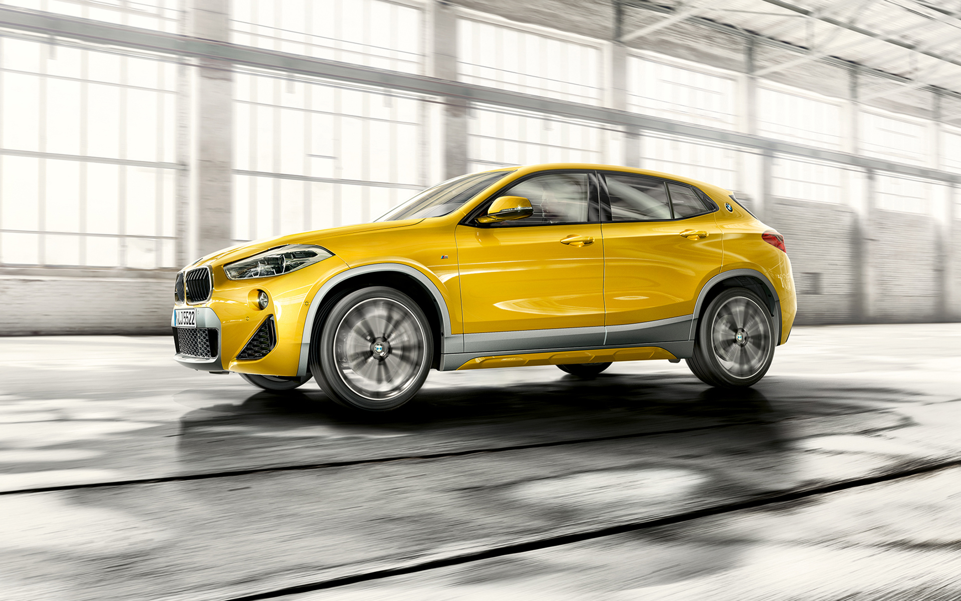 Serie X2 de BMW en movimiento Lateral del auto de lujo Serie X2