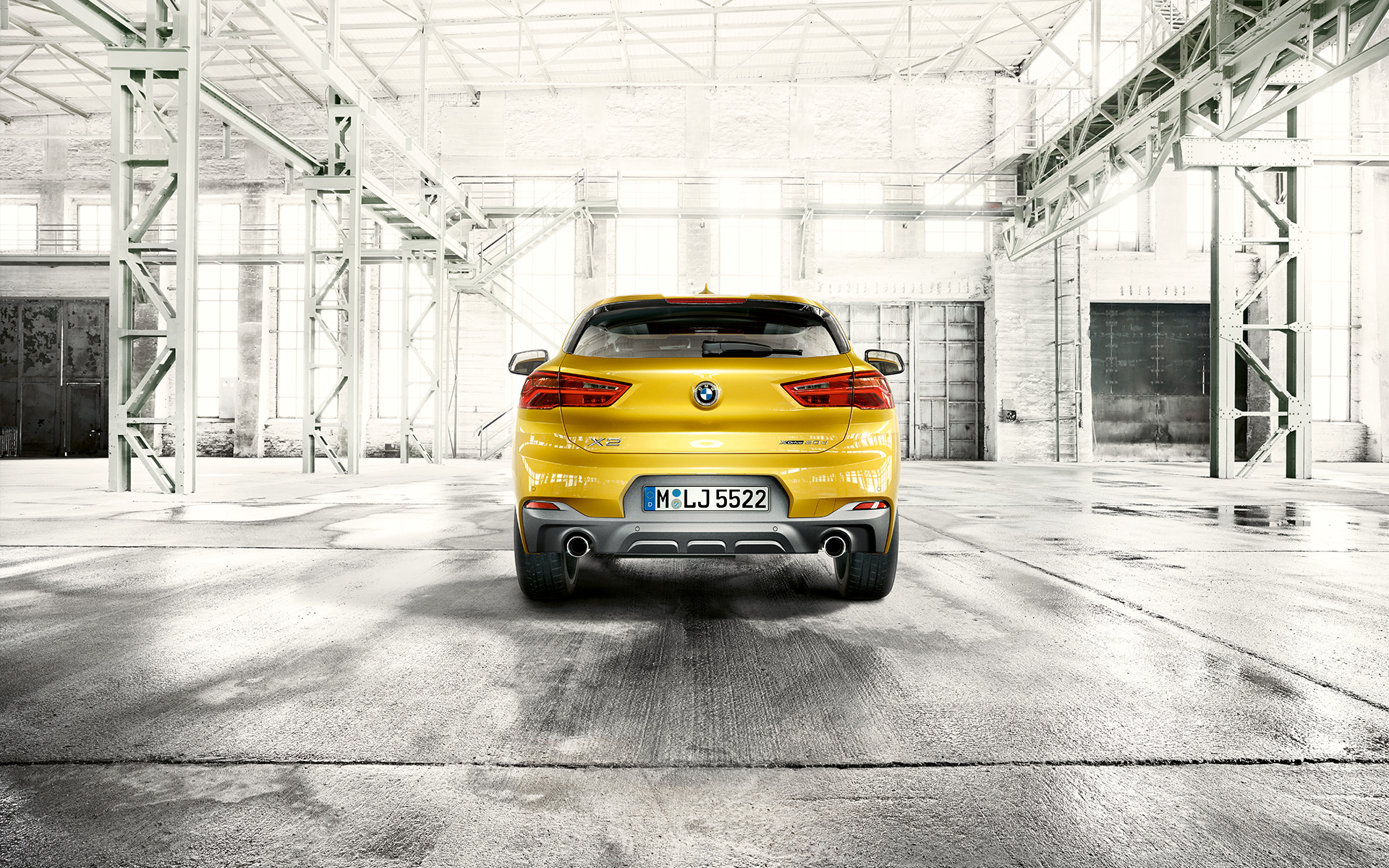 Conoce más detalles del auto deportivo X2 Parte trasera del auto de lujo Serie X2