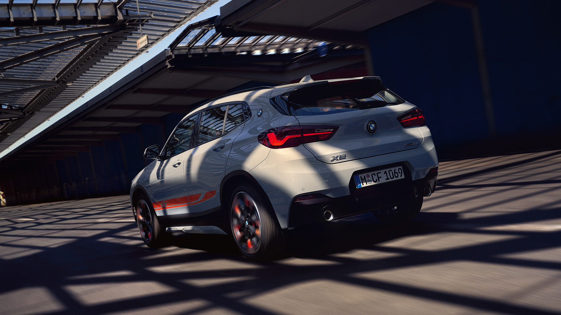 Vista de tres cuartos del lateral BMW X2 F39 BMW X2 2018 F39 Galvanic Gold metalizado, vista de tres cuartos del lateral