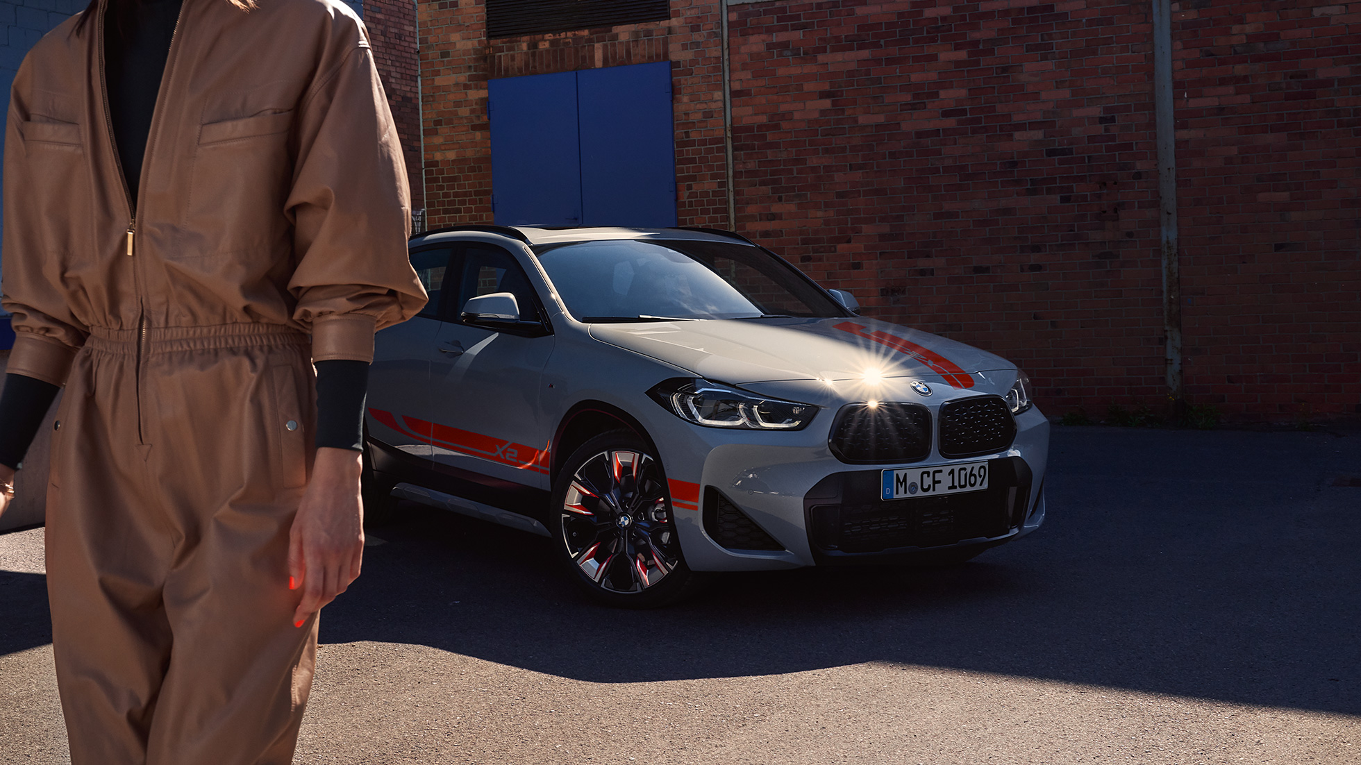 Parrilla doble BMW X2 F39 BMW X2 2018 F39 Galvanic Gold metalizado, vista del frontal, parrilla doble
