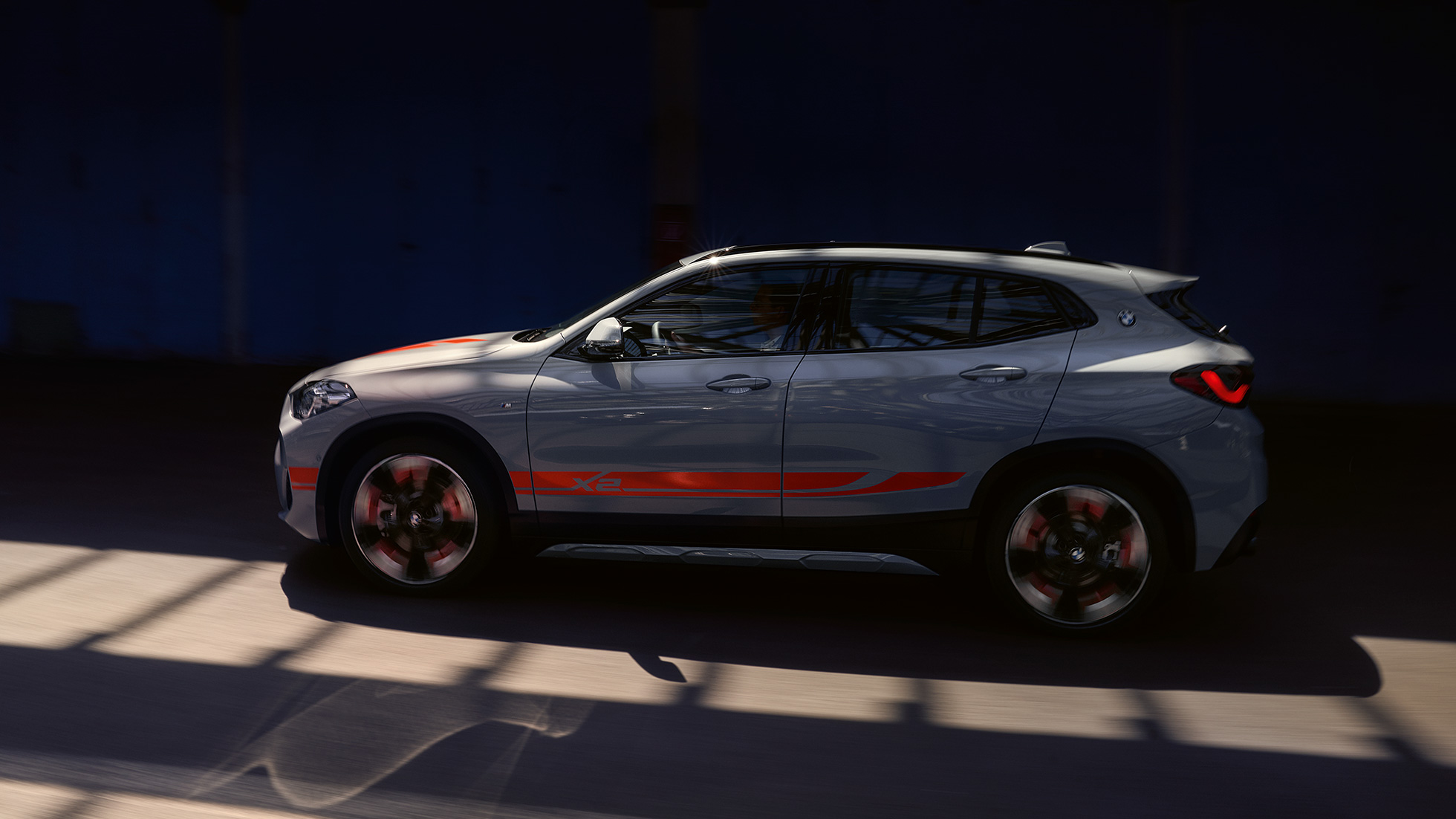 Vista del lateral BMW X2 F39 BMW X2 2018 F39 Galvanic Gold metalizado, vista del lateral