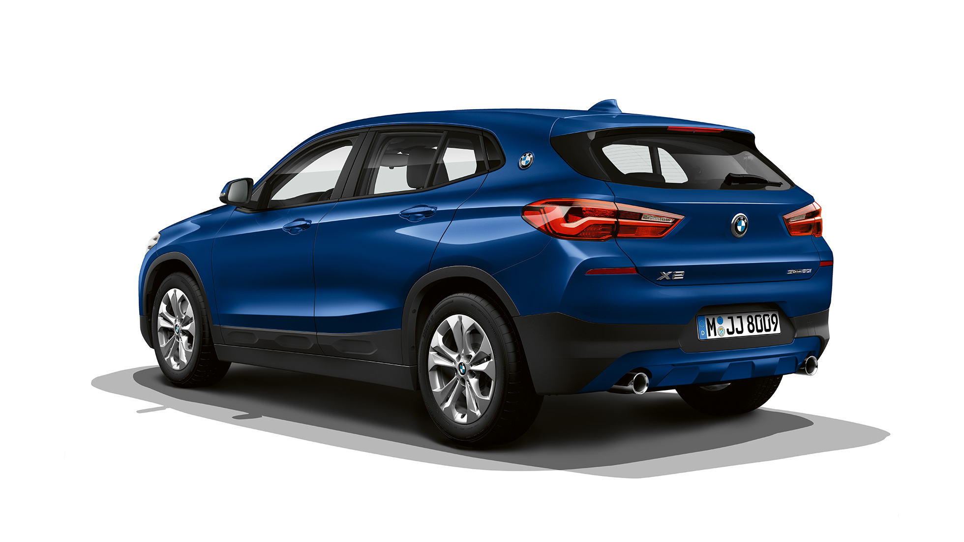 Vista de tres cuartos de la parte trasera BMW X2 sDrive20i Acabado Advantage BMW X2 sDrive20i Acabado Advantage 2018 F39 Mediterranblau metalizado, vista de tres cuartos de la parte trasera.
