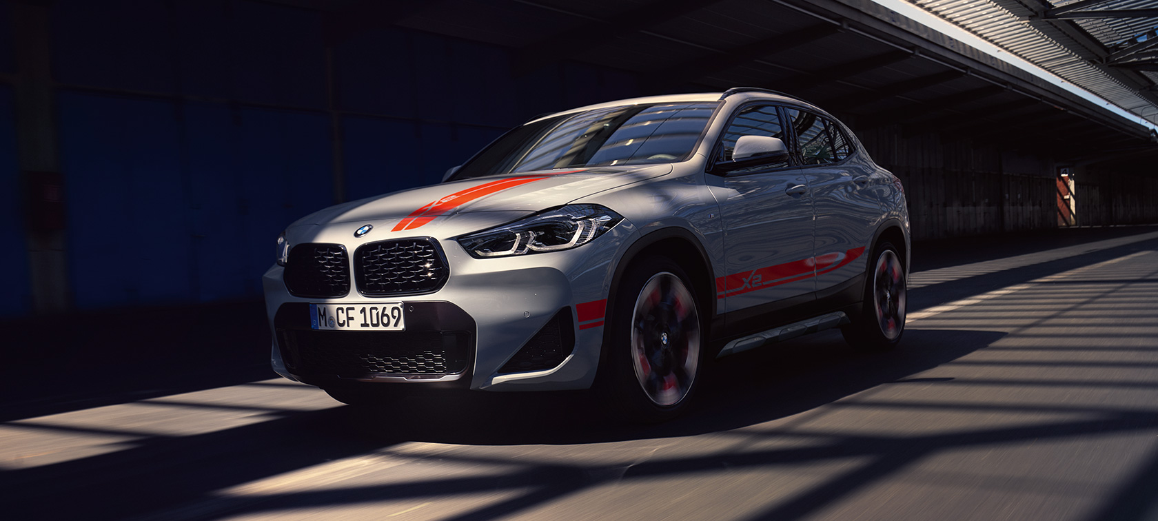 Vista de la zaga BMW X2 F39 Vista de la zaga BMW X2 2018 F39 Galvanic Gold metalizado