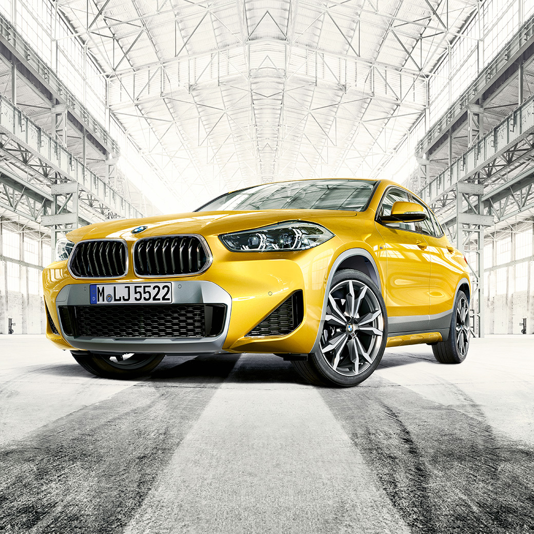Vista de tres cuartos del frontal BMW X2 F39 Vista de tres cuartos del frontal BMW X2 2018 F39 Galvanic Gold metalizado
