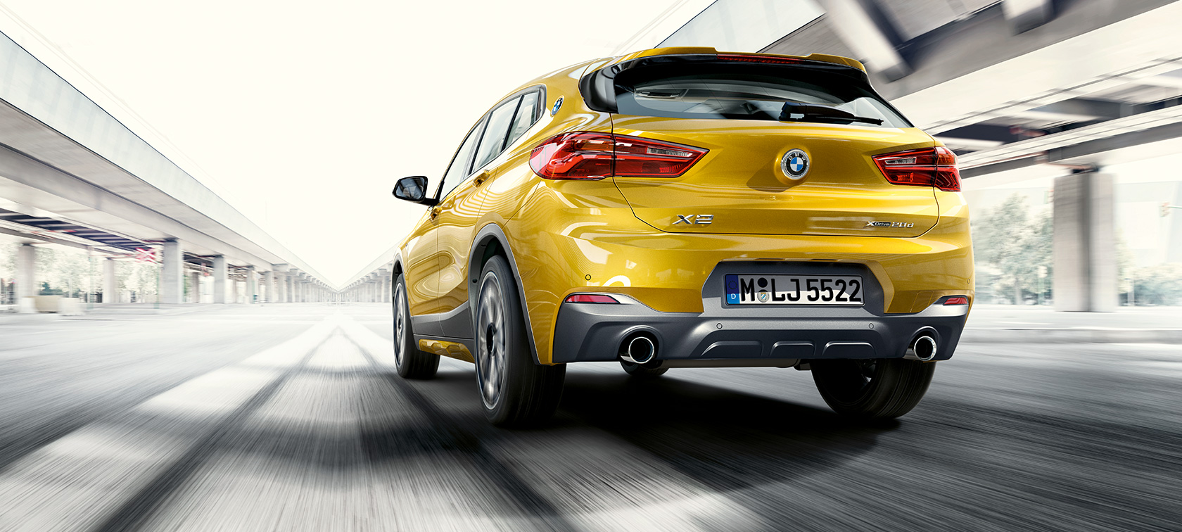 Vista de la zaga BMW X2 F39 Vista de la zaga BMW X2 2018 F39 Galvanic Gold metalizado