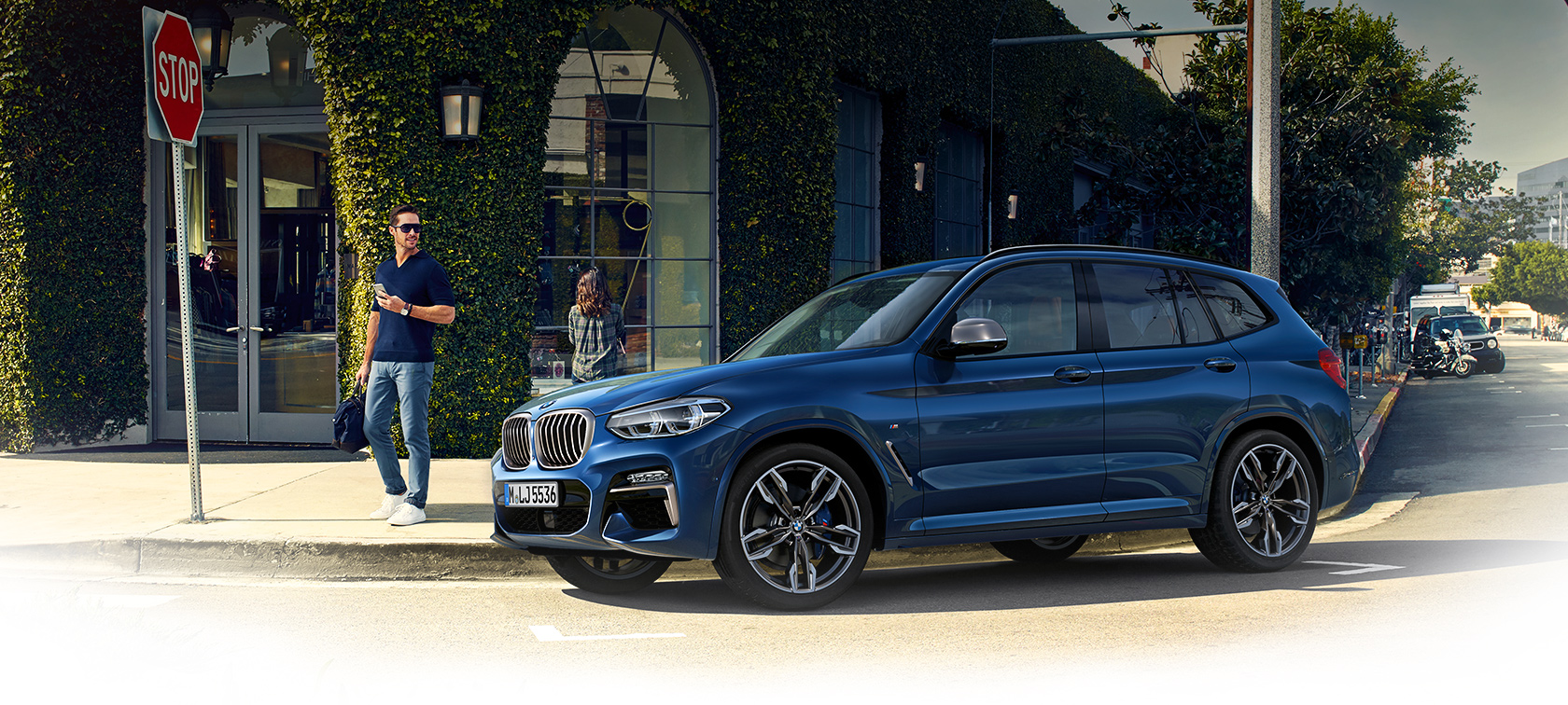 BMW X3 azul fascina a las personas en las calles de la ciudad BMW X3 azul fascina a las personas en las calles de la ciudad