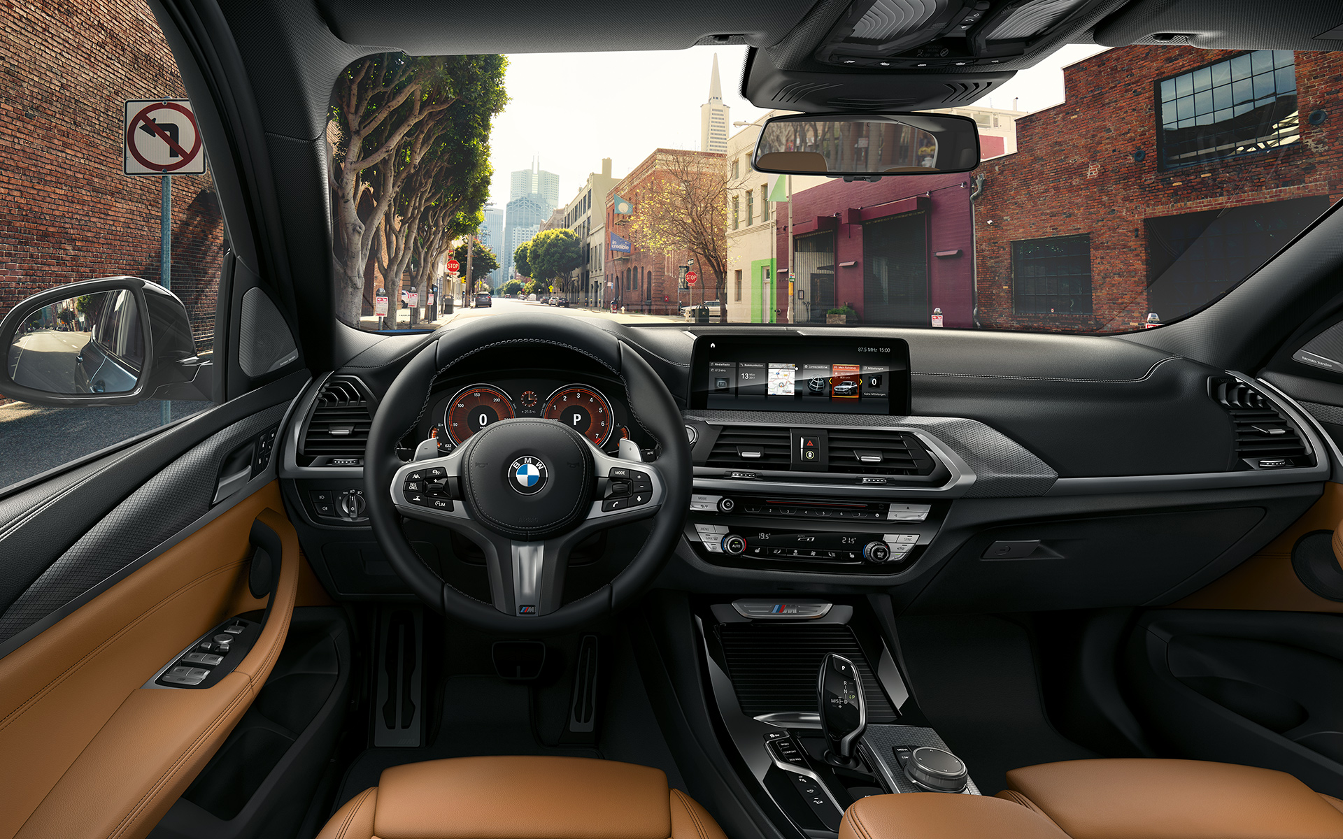 BMW X3: detalle de interiores, volante y transmisión automática BMW X3: detalle de interiores, volante y transmisión automática