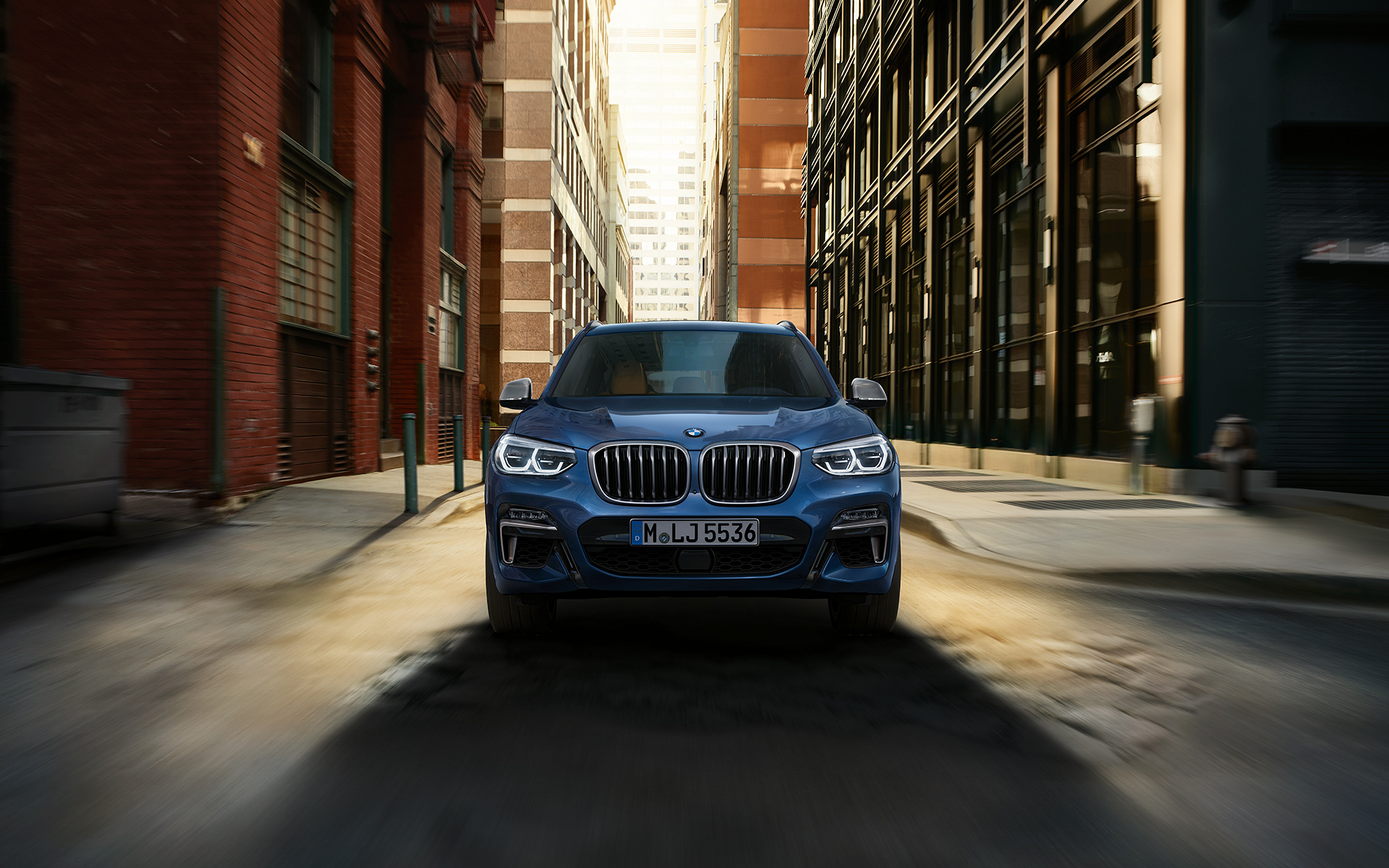 BMW X3 azul: vista frontal, detalle de parrilla y faros delanteros BMW X3 azul: vista frontal, detalle de parrilla y faros delanteros