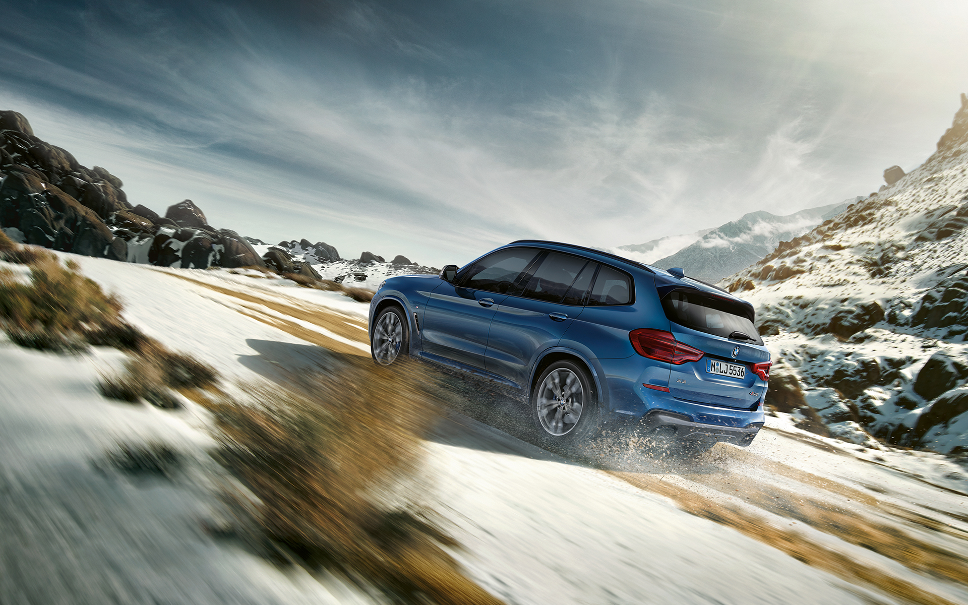 BMW X3 azul: conducción perfecta incluso en nieve BMW X3 azul: conducción perfecta incluso en nieve