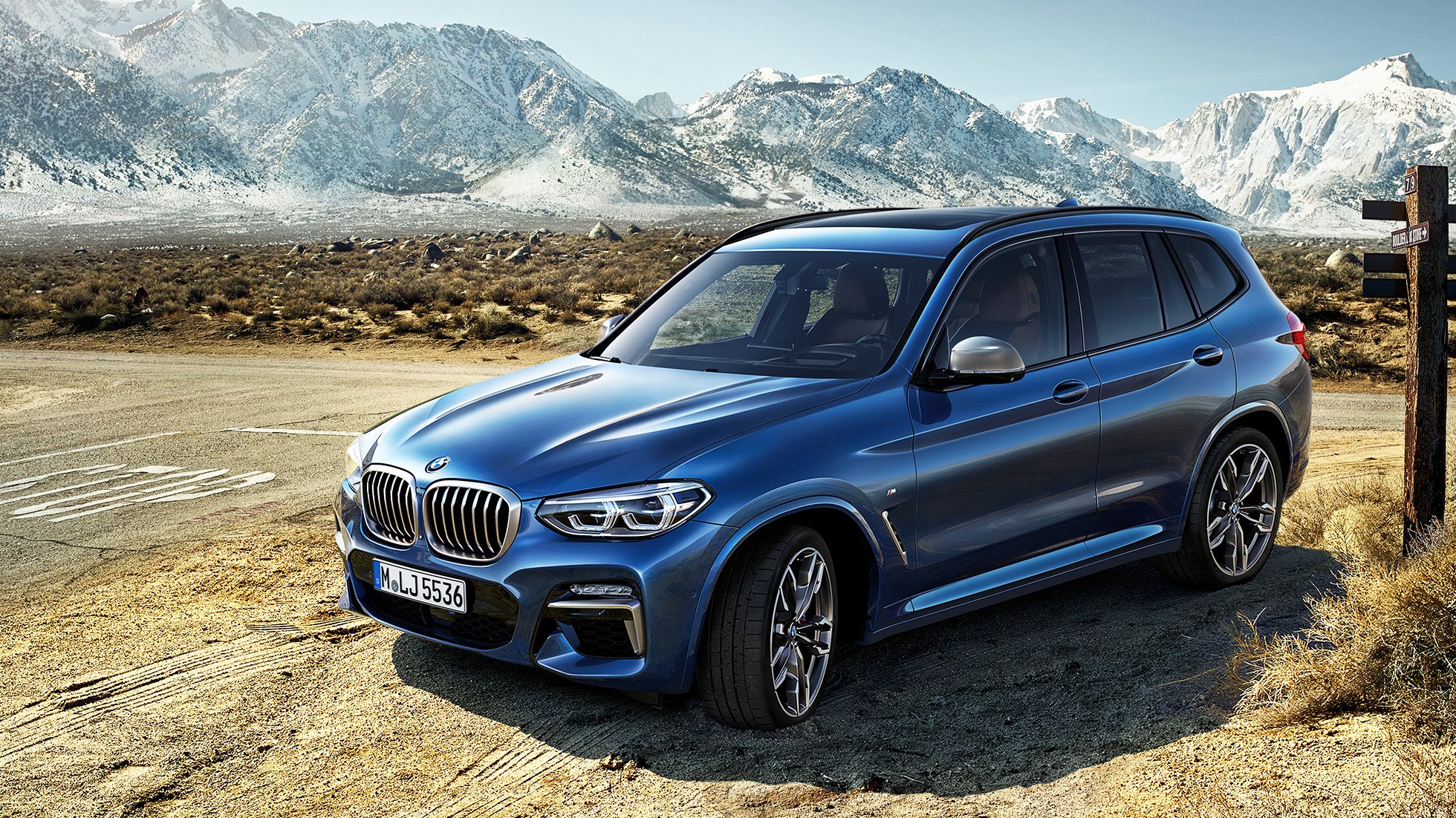 BMW X3 M40i, toma frontal de tres cuartos en las montañas BMW X3 M40i, toma frontal de tres cuartos en las montañas