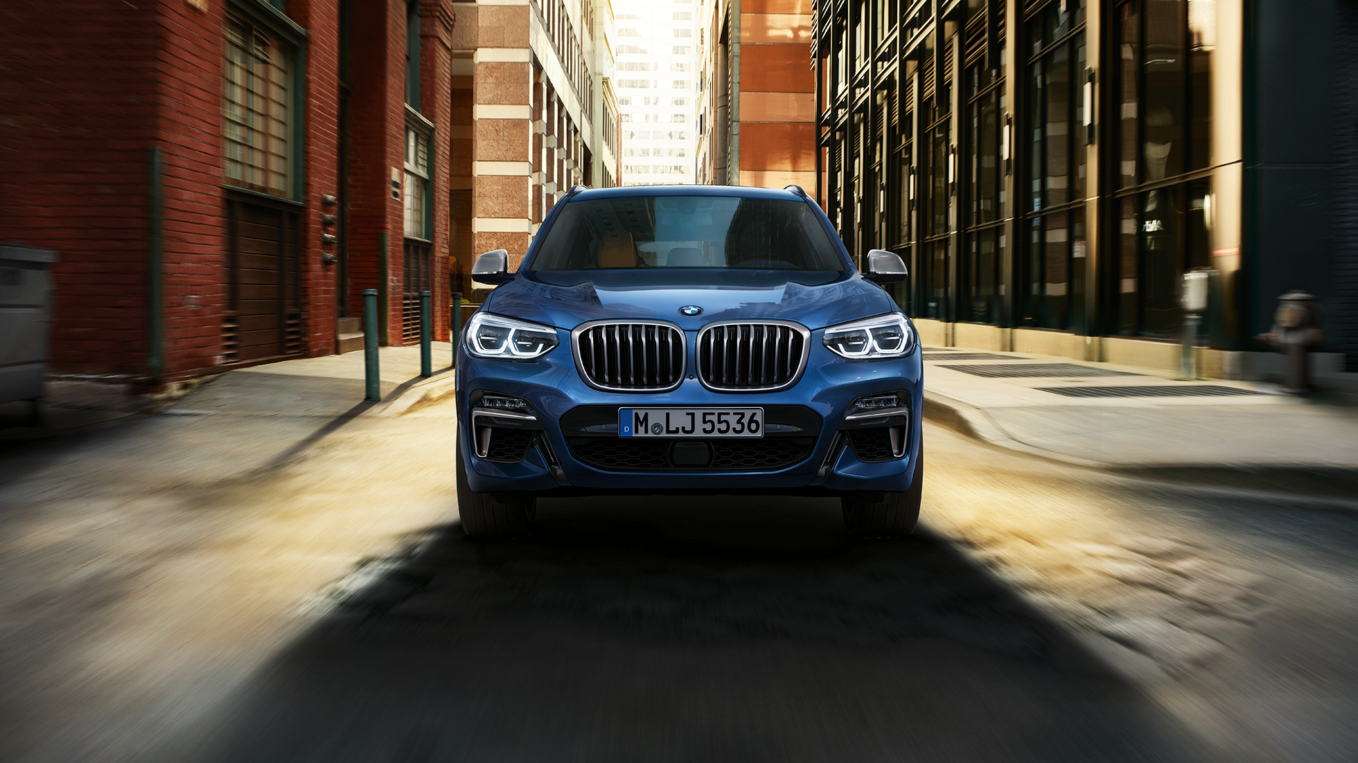 BMW X3 M40i, toma frontal frente a un escenario de ciudad BMW X3 M40i, toma frontal frente a un escenario de ciudad