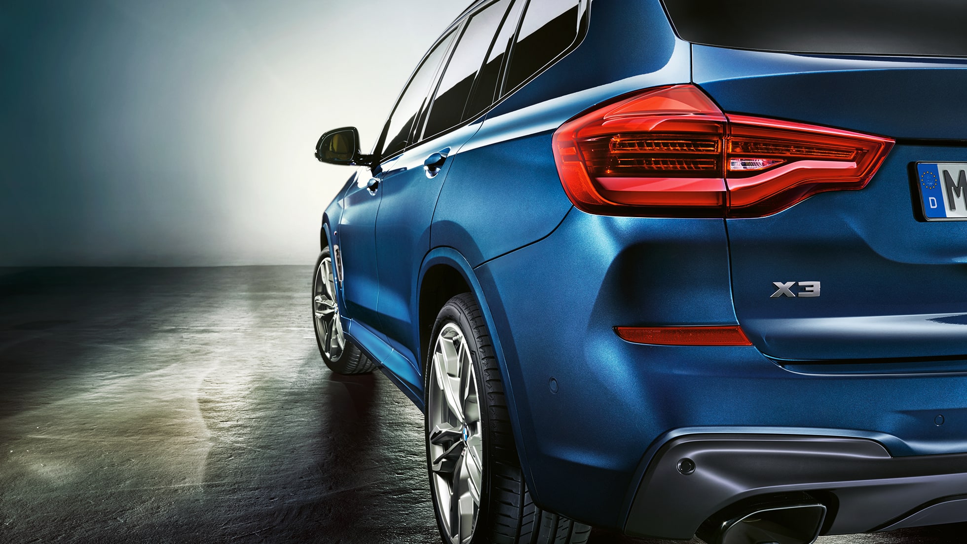 BMW X3 M40i, toma trasera de tres cuartos con faros traseros LED BMW X3 M40i, toma trasera de tres cuartos con faros traseros LED