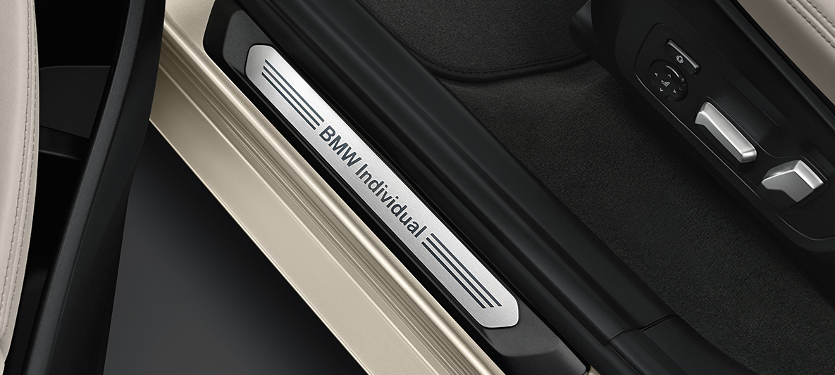 BMW X3, acabado del alféizar de la puerta BMW Individual con la denominación BMW Individual BMW X3, acabado del alféizar de la puerta BMW Individual con la denominación BMW Individual