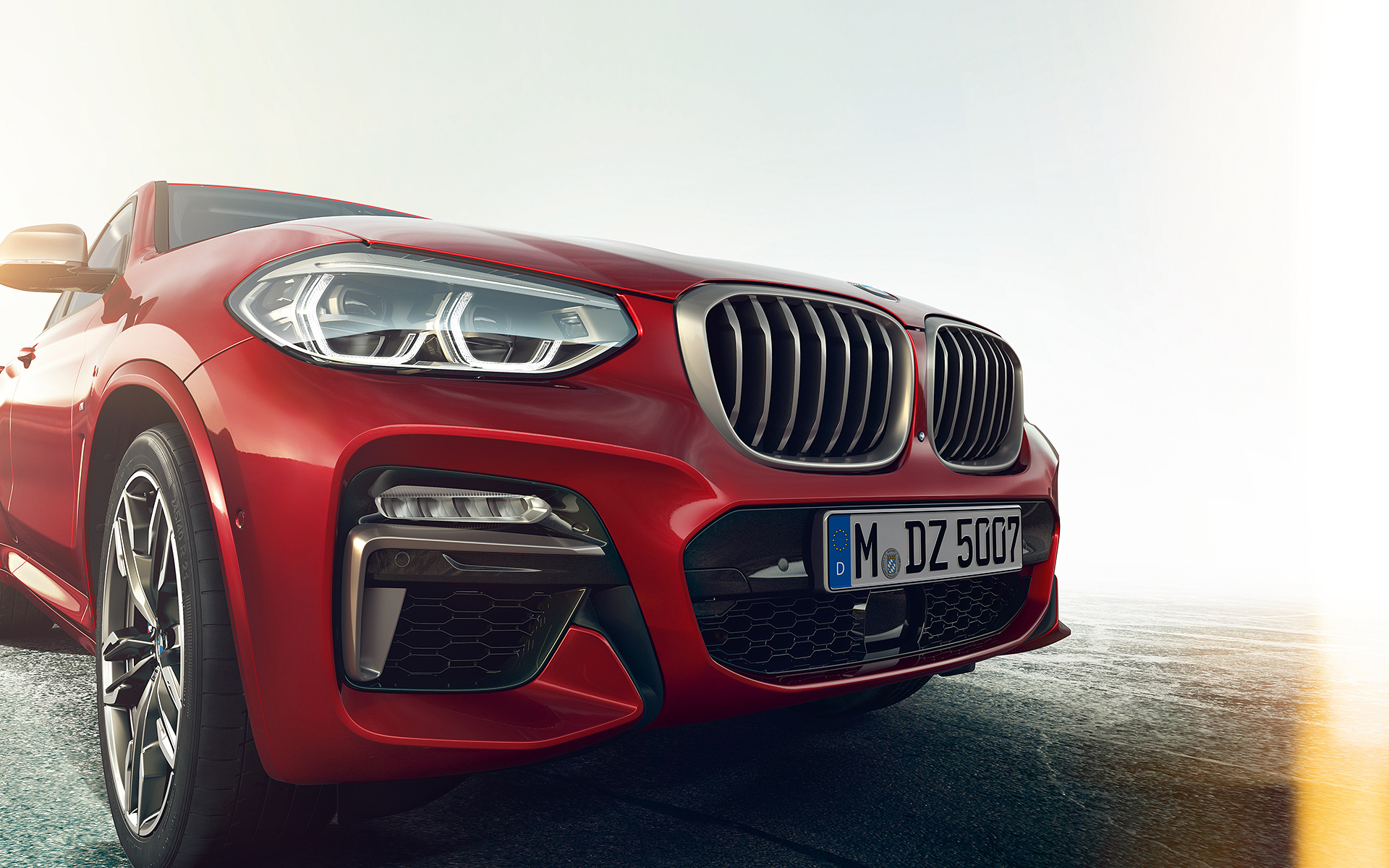 Nuevo BMW X4 rojo: detalle de parrilla y faros delanteros Nuevo BMW X4 rojo: detalle de parrilla y faros delanteros