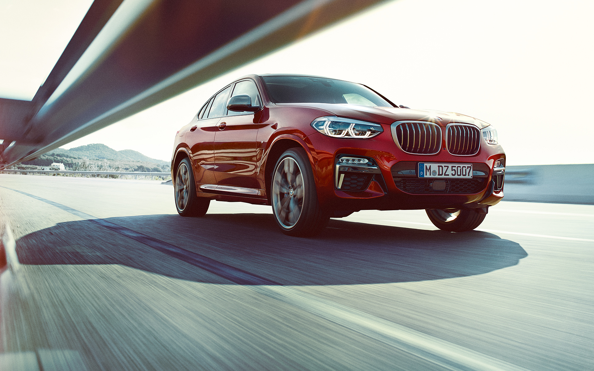 Nuevo BMW X4 rojo: vista anterior y lateral derecha Nuevo BMW X4 rojo: vista anterior y lateral derecha