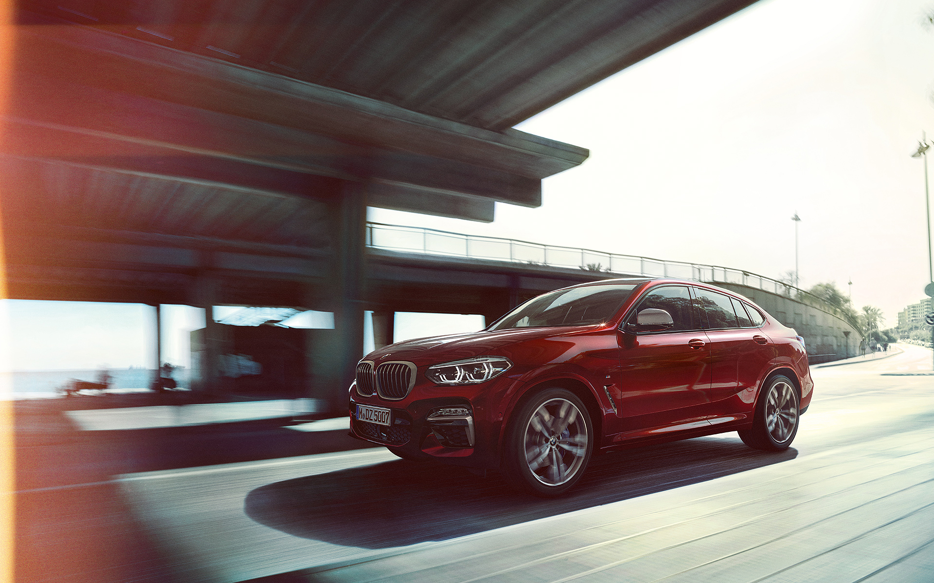 Nuevo BMW X4 rojo: vista frontal y lateral izquierda y puertas Nuevo BMW X4 rojo: vista frontal y lateral izquierda y puertas