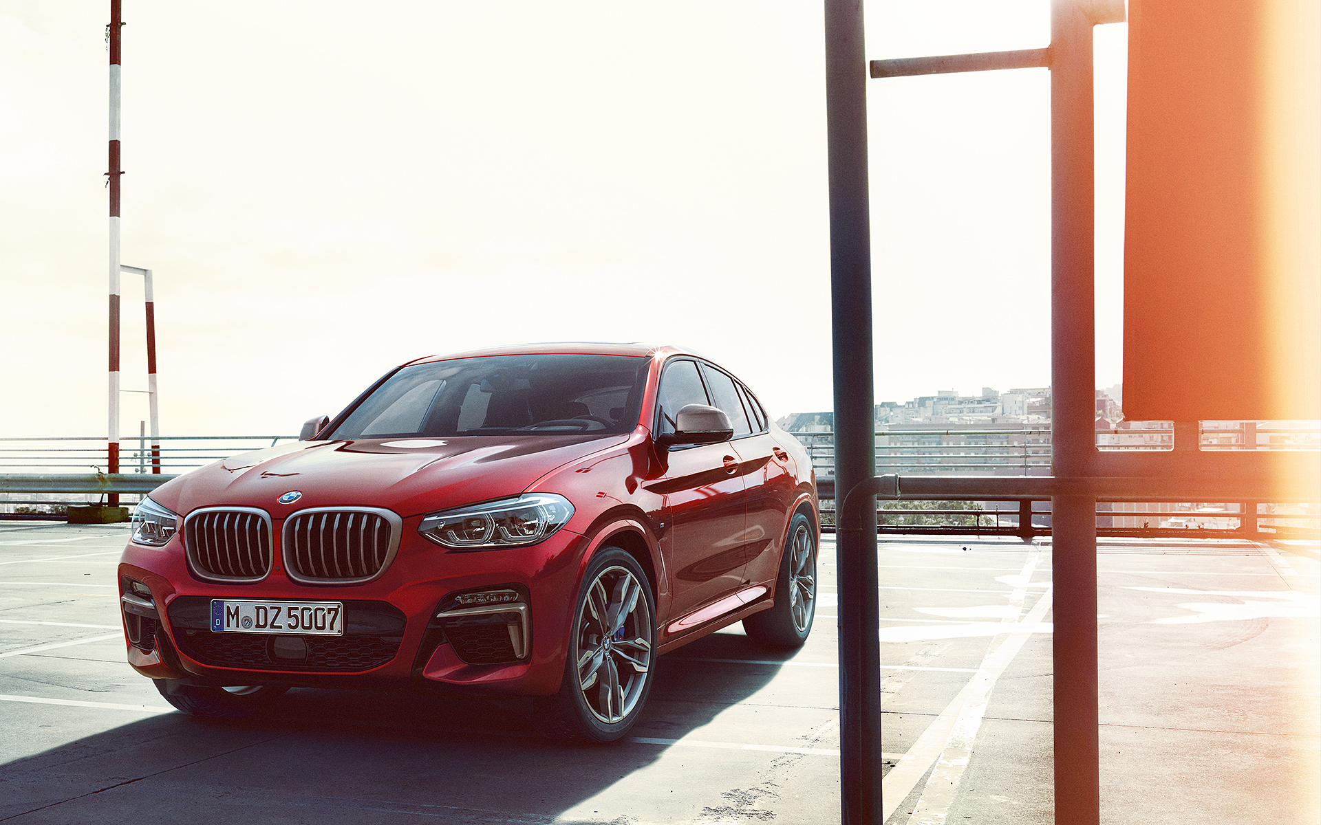 Nuevo BMW X4 rojo: vista frontal y detalle de la parrilla Nuevo BMW X4 rojo: vista frontal y detalle de la parrilla