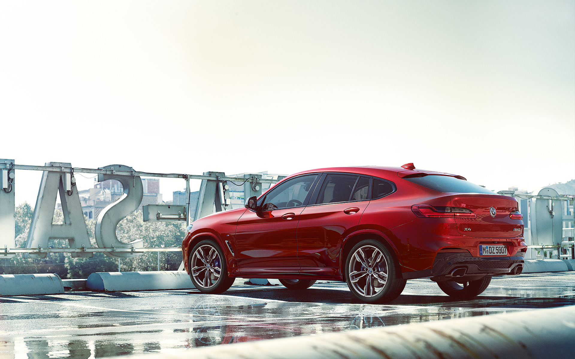 Nuevo BMW X4 rojo: vista posterior y lateral izquierda Nuevo BMW X4 rojo: vista posterior y lateral izquierda