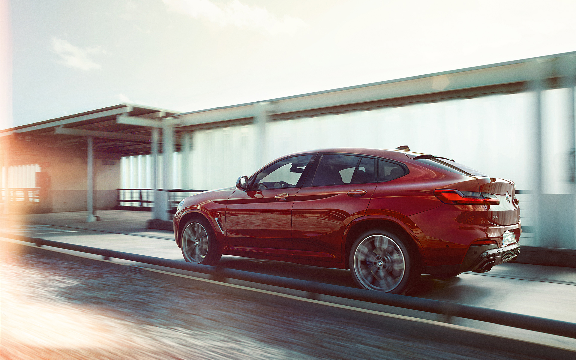 Nuevo BMW X4 rojo: vista lateral izquierda y puertas Nuevo BMW X4 rojo: vista lateral izquierda y puertas
