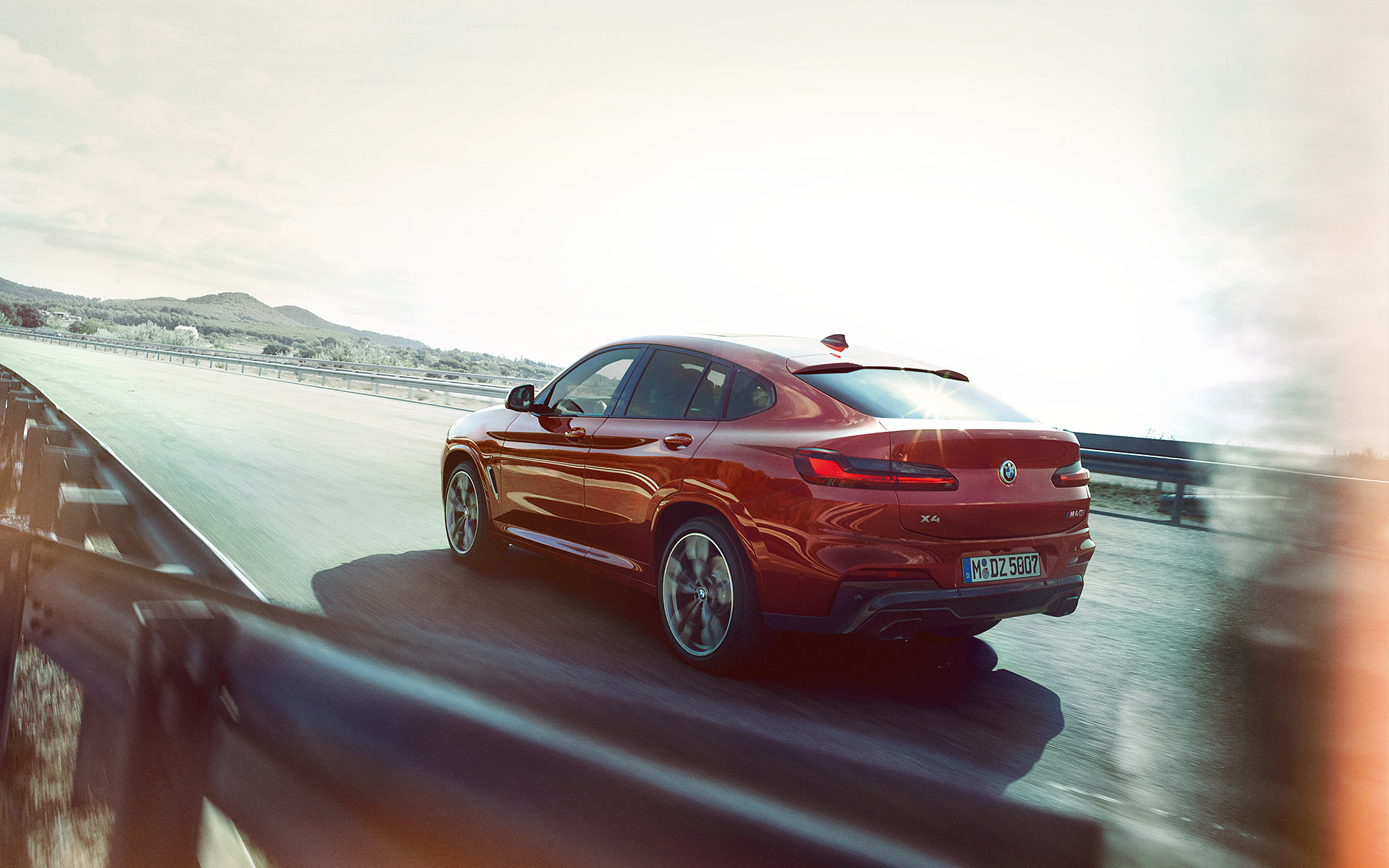 Nuevo BMW X4 rojo avanzando por las calles Nuevo BMW X4 rojo avanzando por las calles