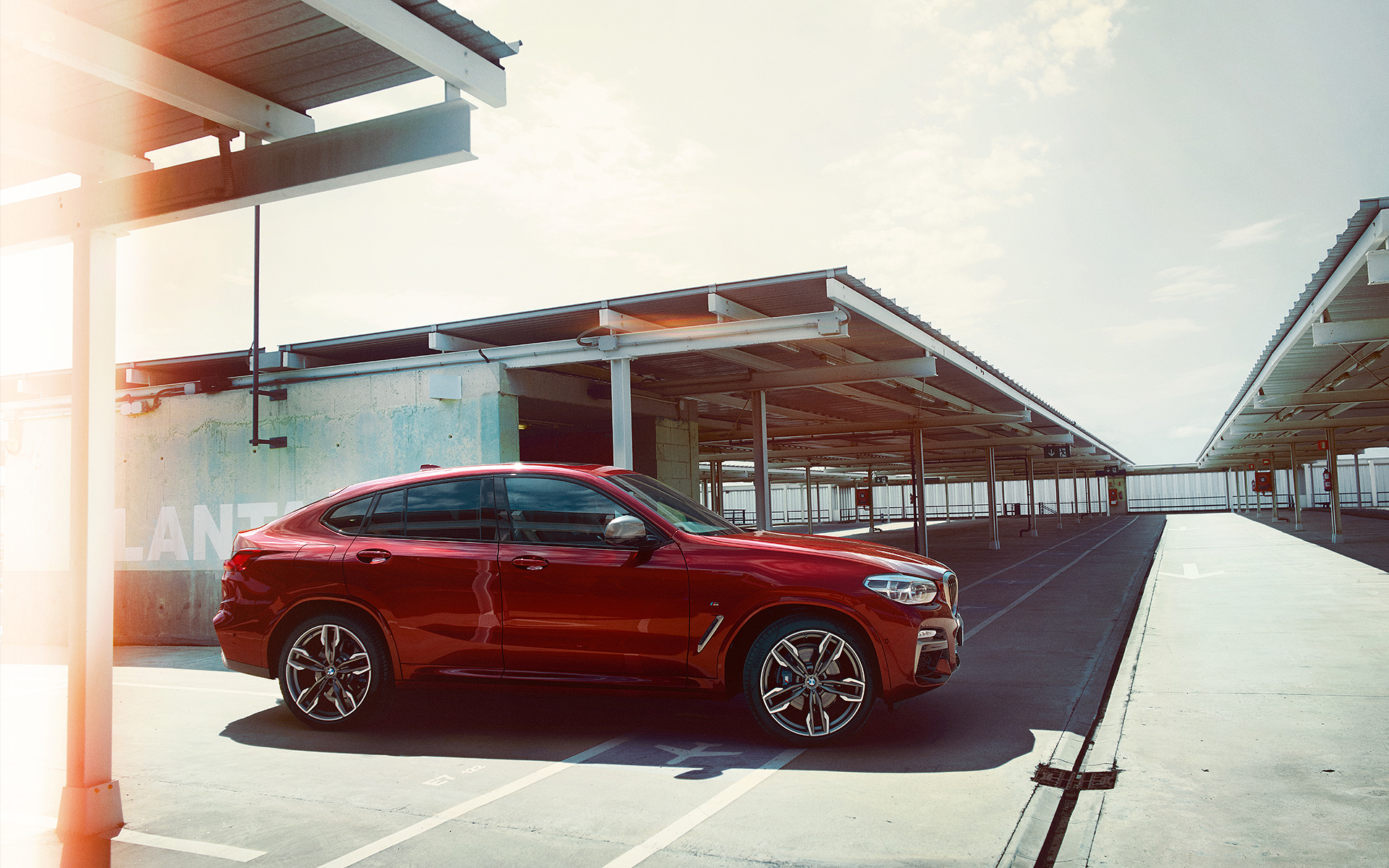 Nuevo BMW X4 rojo: vista lateral derecha y puertas Nuevo BMW X4 rojo: vista lateral derecha y puertas