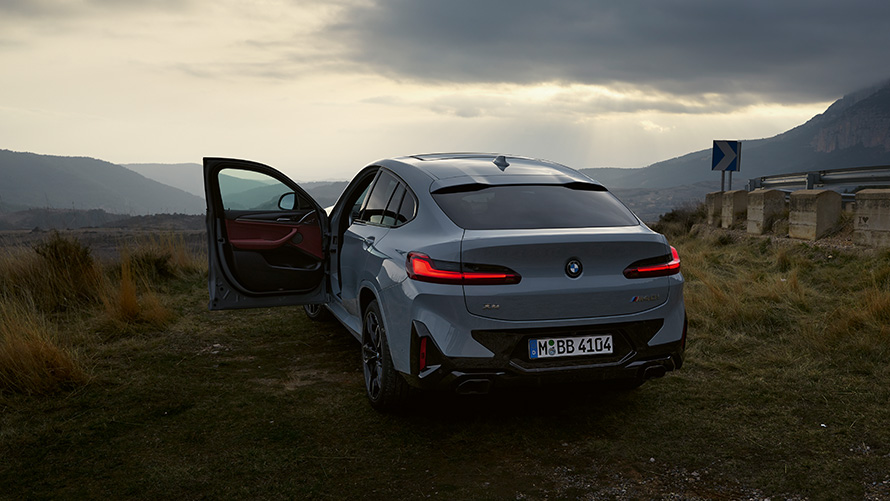 BMW X4 G02 Financial Services 2021 BMW X4 G02 Financial Services Brooklyn Grau Vista de tres cuartos de la zaga parado 2021