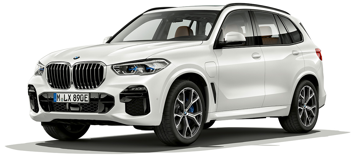 BMW X5 xDrive45e, vista de tres cuartos del frontal BMW X5 xDrive45e G05 2018 Mineralweiss metalizado, vista aérea, vista de tres cuartos del frontal