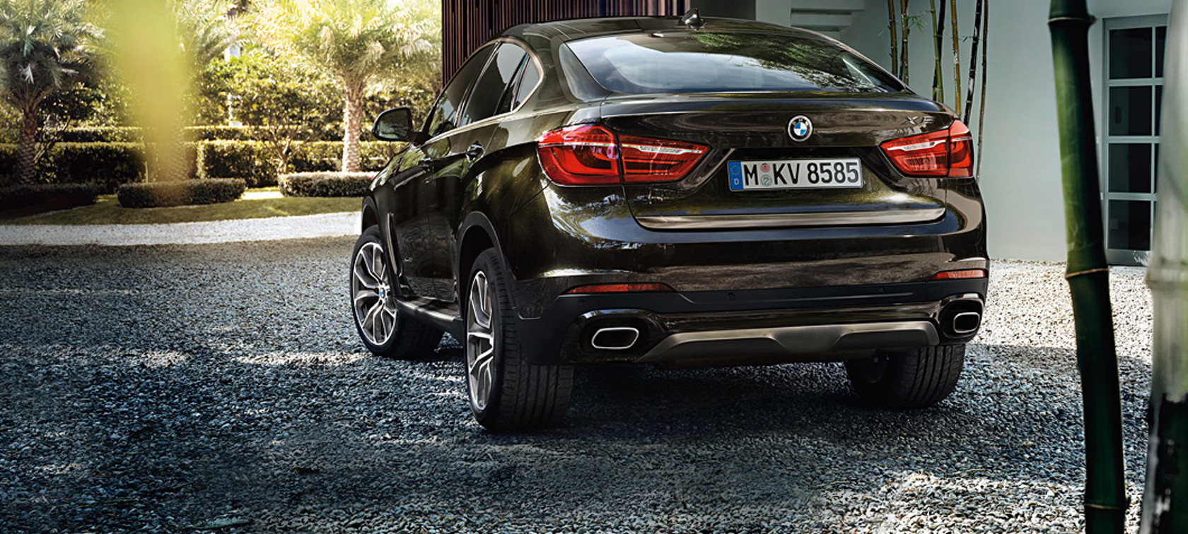 BMW X6 negro: vista posterior y detalle maletero y faros traseros BMW X6 negro: vista posterior y detalle maletero y faros traseros