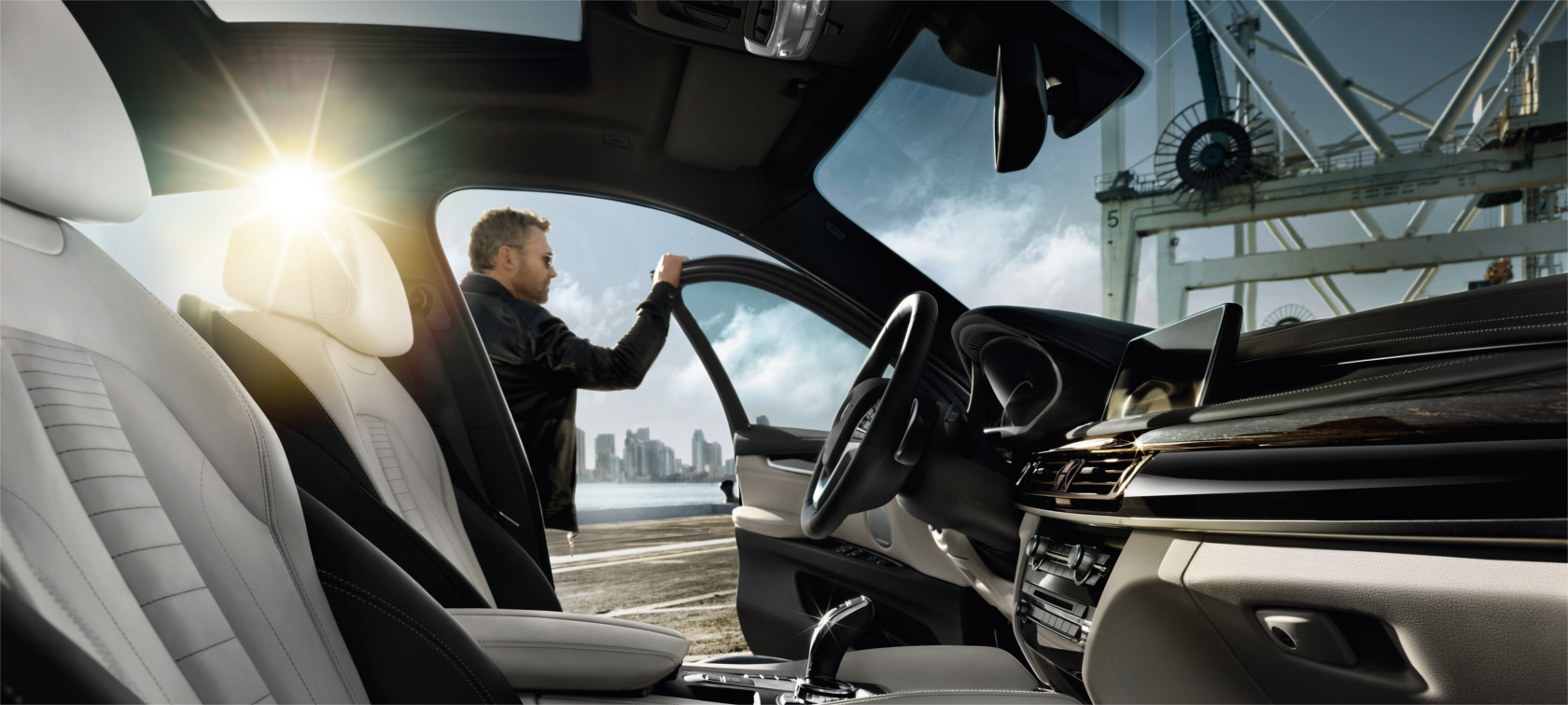 BMW X6 con puerta abierta: detalle de interiores, asientos y volante BMW X6 con puerta abierta: detalle de interiores, asientos y volante