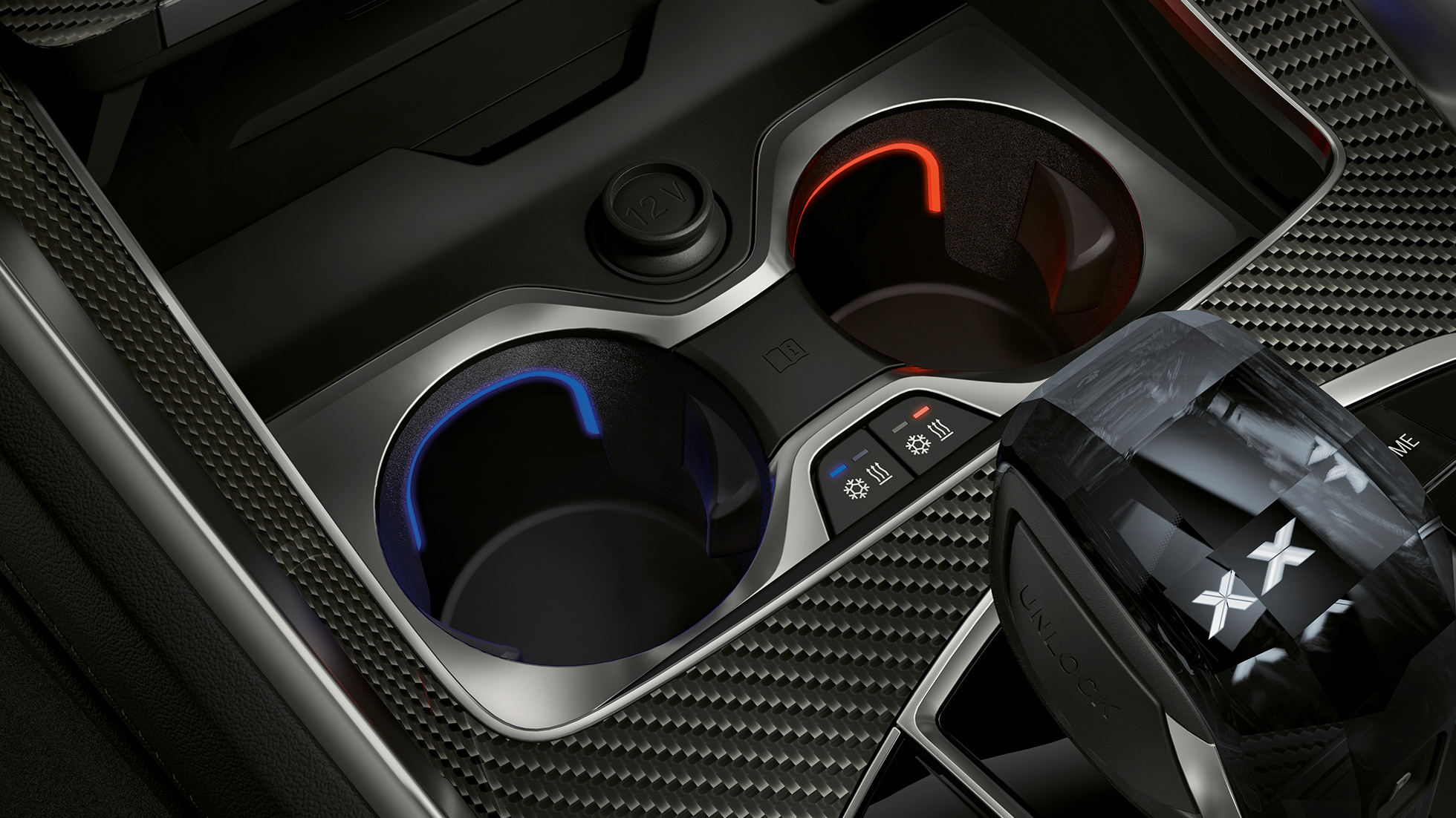 Portavasos con control de temperatura. Acercamiento del interior del BMW con enfoque en el portavasos con control de temperatura.