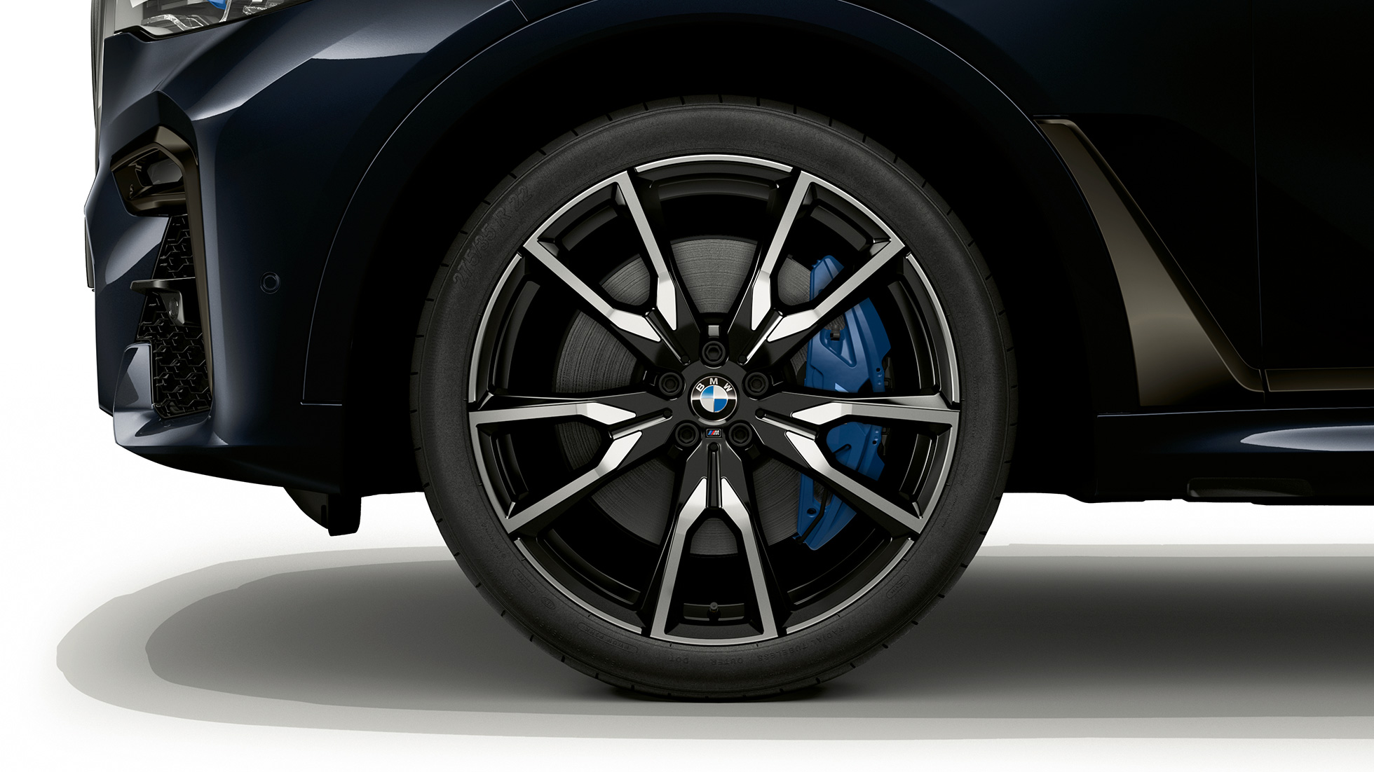 BMW X7, BMW Individual X7 40i xDrive, rines de aleación ligera Acercamiento del rin de aleación ligera del BMW X7 con características de BMW Individual X7 40i xDrive