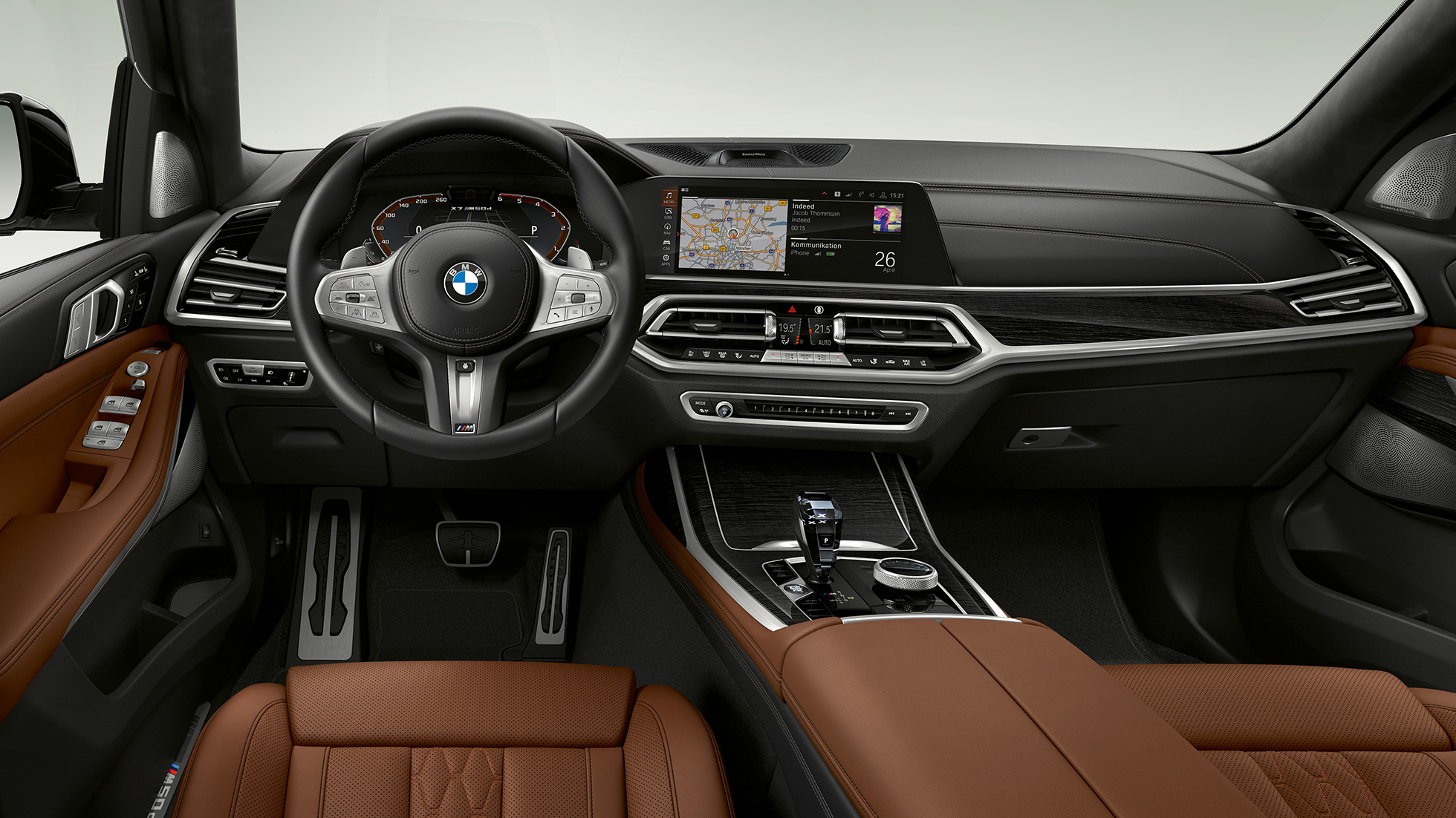 BMW X7, BMW X7 M50d, cabina Acercamiento frontal de la cabina del conductor del BMW X7 con características de BMW X7 M50d