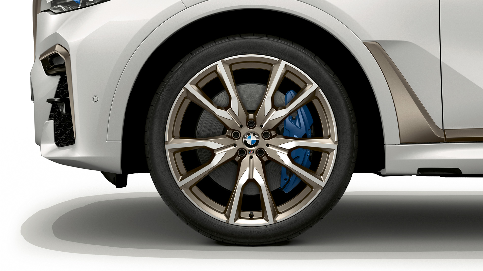 BMW X7, BMW X7 M50d, rines de aleación ligera Acercamiento del rin de aleación ligera del BMW X7 con características de BMW X7 M50d