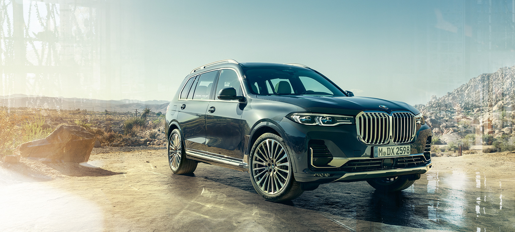 BMW X7, vista frontal tres cuartos BMW X7 en Arctic Grey, exterior, vista frontal tres cuartos con fondo desertico , G07 2019