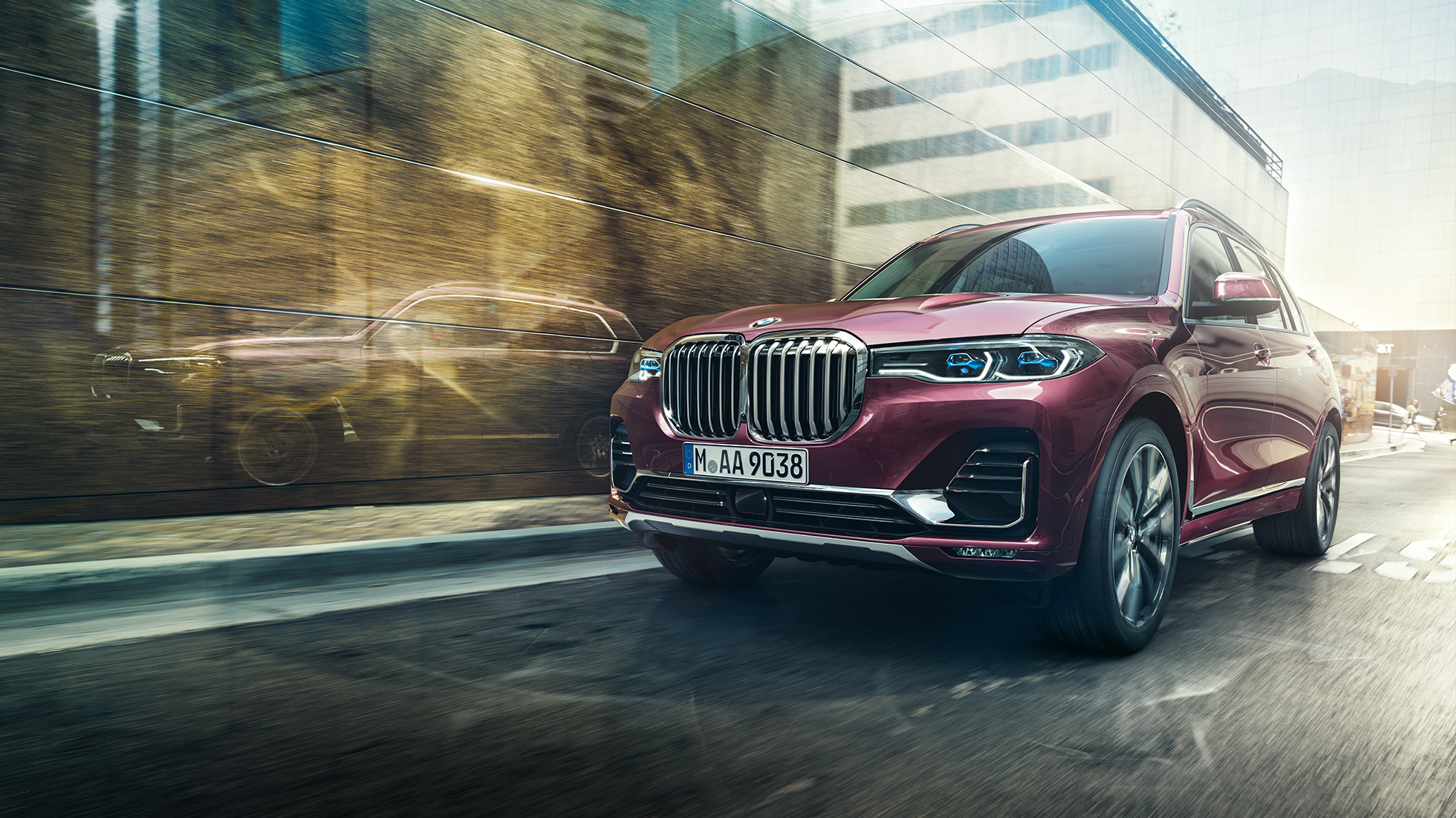 BMW Individual X7 40i xDrive, vista frontal de tres cuartos. Conduciendo un BMW X7 en Ametrin metalizado desde la vista frontal tres cuartos.
