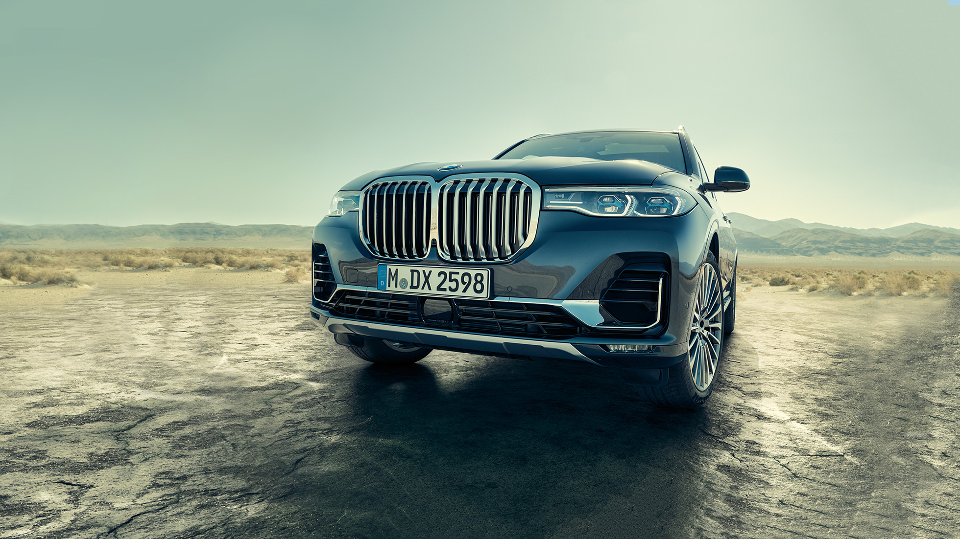 Exterior del BMW X7: toma oblicua desde un ángulo bajo Exterior del BMW X7: toma oblicua desde un ángulo bajo desde el frente