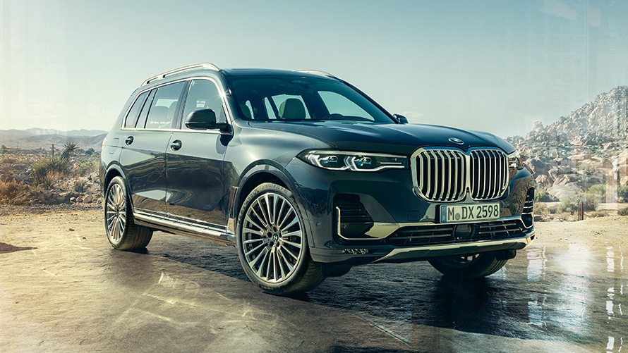 BMW X7 G07 2019 Exterior Vista de tres cuartos del frontal con un fondo desértico