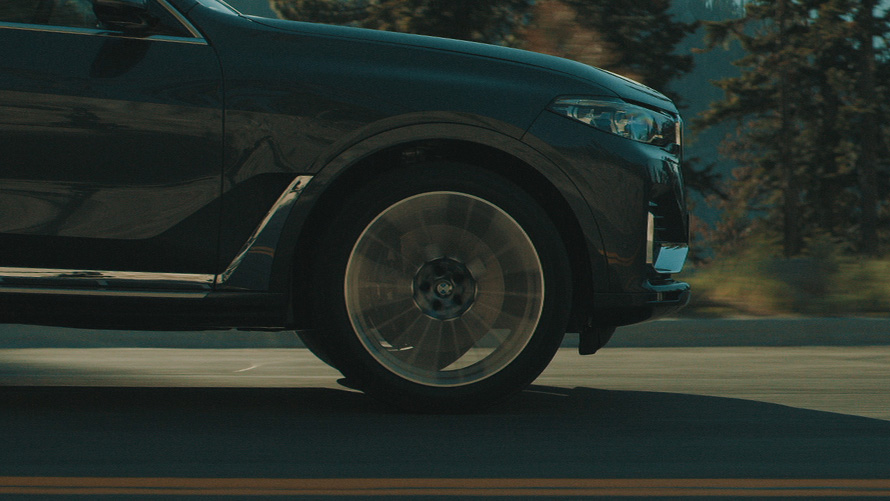 BMW X7 con suspensión neumática adaptativa en los dos ejes G07 2019 Primer plano, lateral del frontal