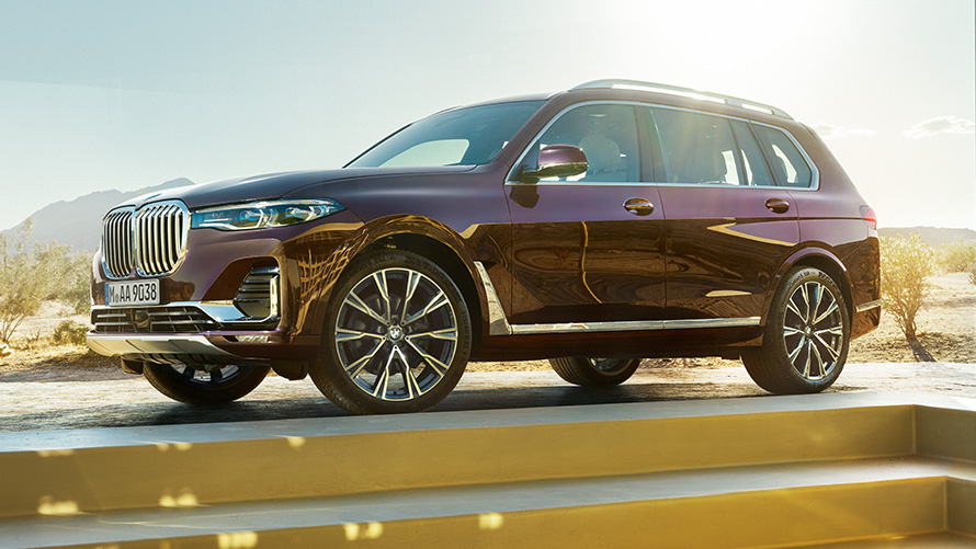 BMW X7 Individual xDrive40i G07 2018 Ametrin metalizado Vista lateral, parado ante un paisaje des&eacute;rtico