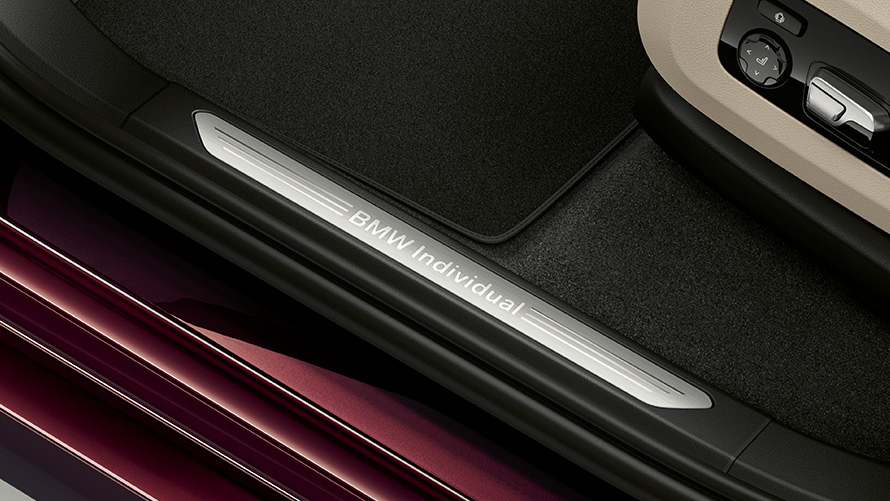 BMW X7 Individual xDrive40i G07 2018 Ametrin metalizado Molduras de entrada iluminadas con anagrama &quot;BMW Individual&quot;