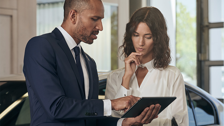 Empleado de servicio de BMW asesora a una clienta