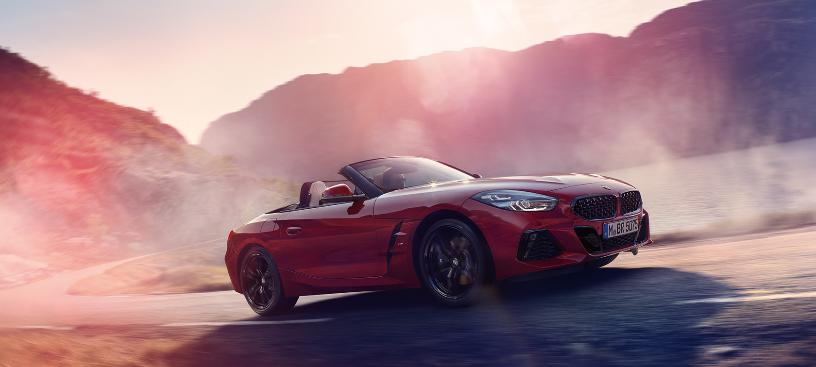 BMW Z4 Roadster en movimiento BMW Z4 Roadster subiendo una pendiente